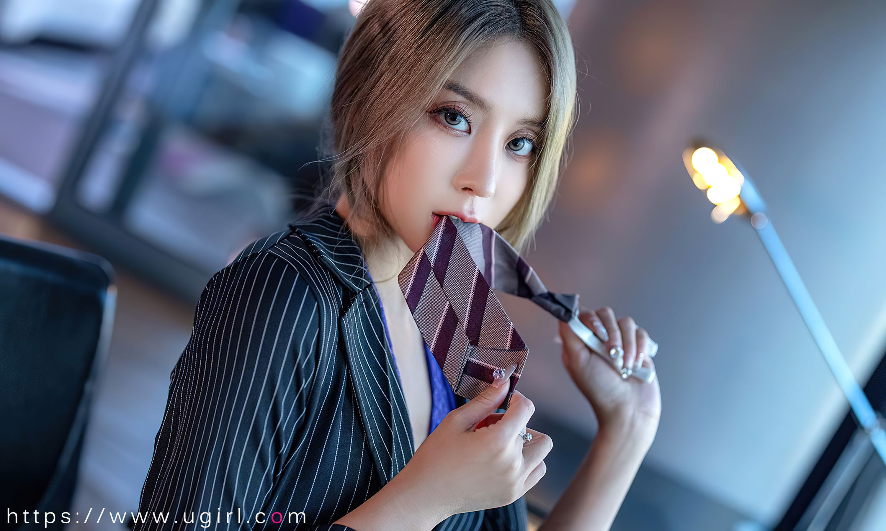 [Ugirls]爱尤物 No.2702 西装加黑丝 筱慧