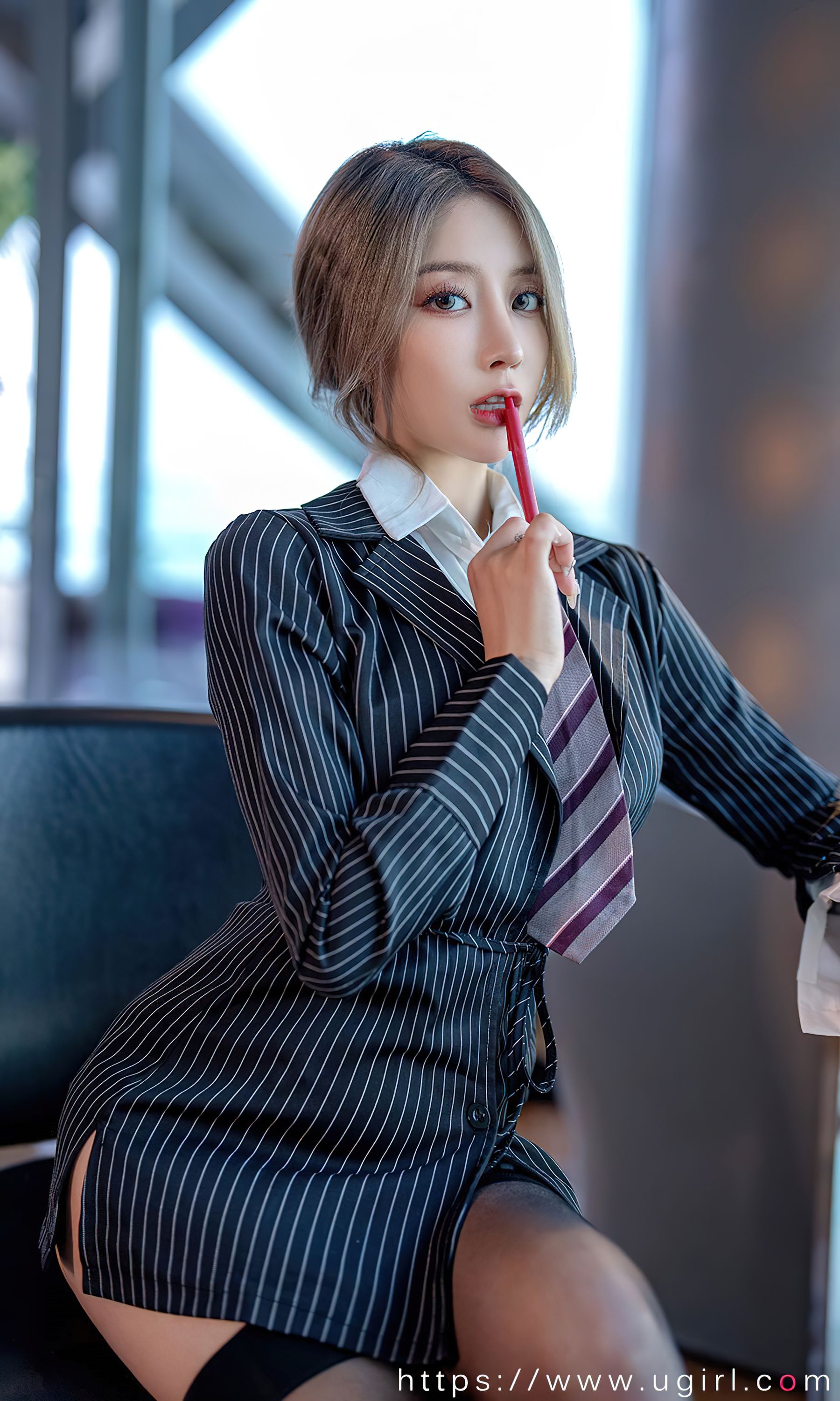 [Ugirls]爱尤物 No.2702 西装加黑丝 筱慧
