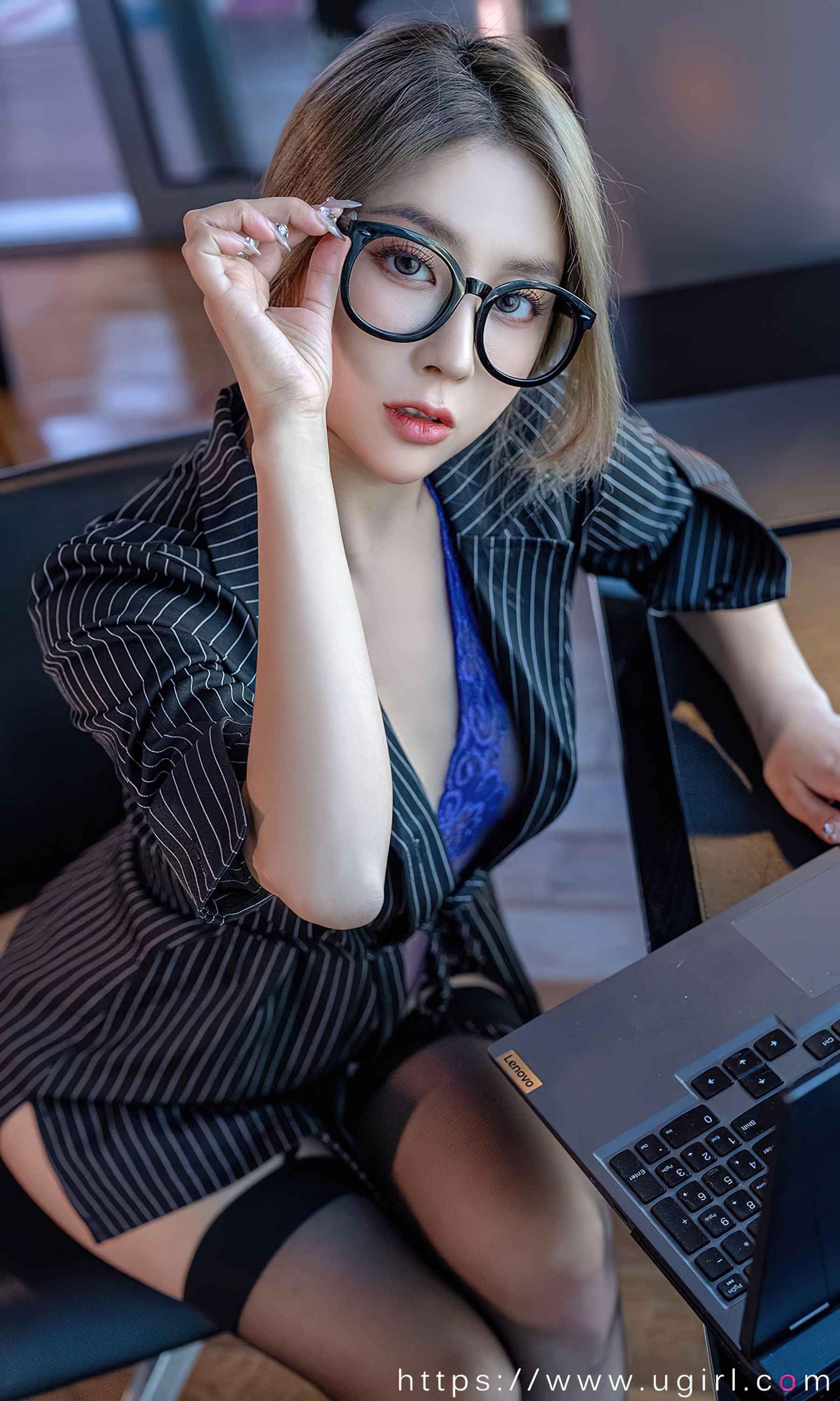 [Ugirls]爱尤物 No.2702 西装加黑丝 筱慧