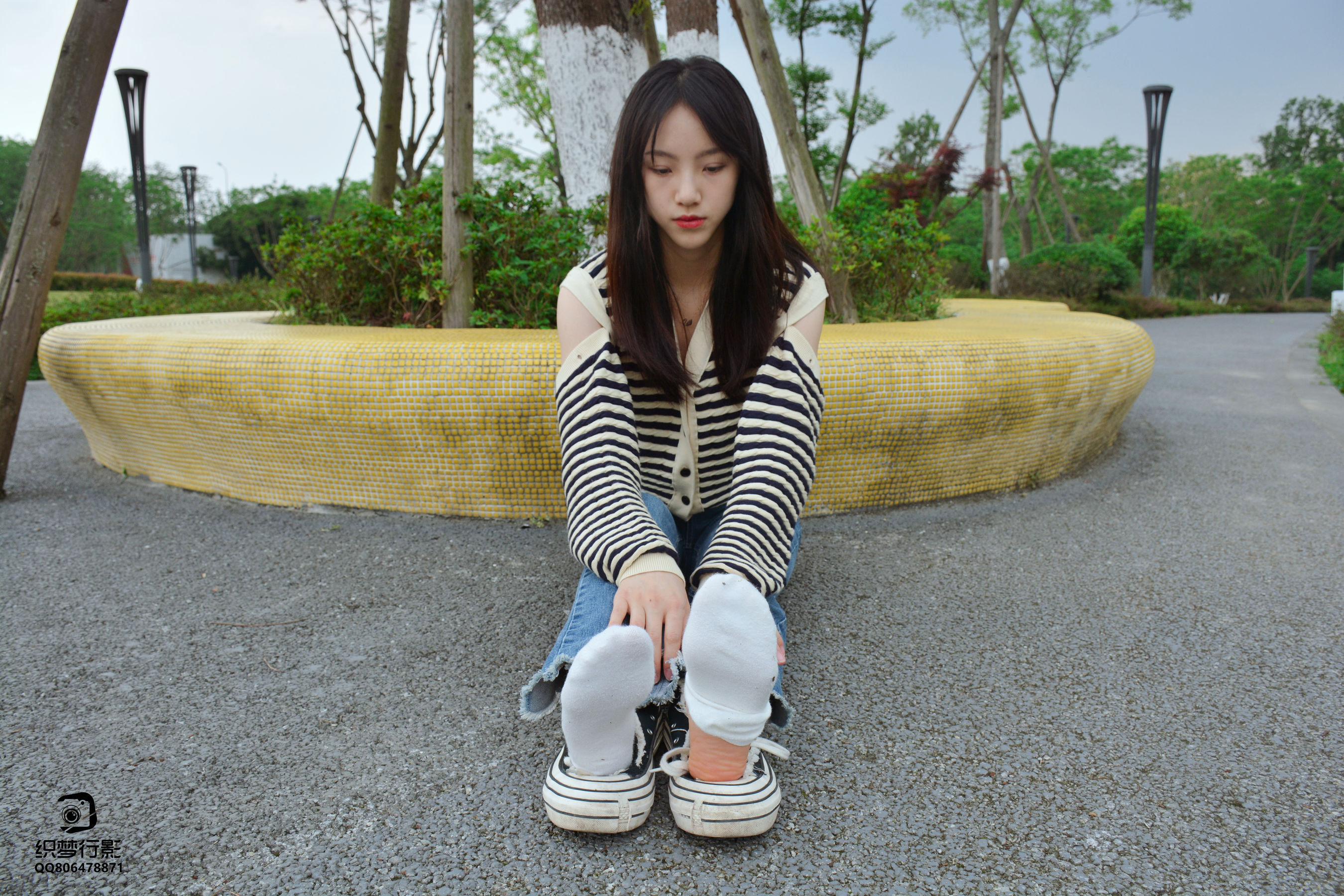 [织梦映像] 少女牛仔裤草地白袜
