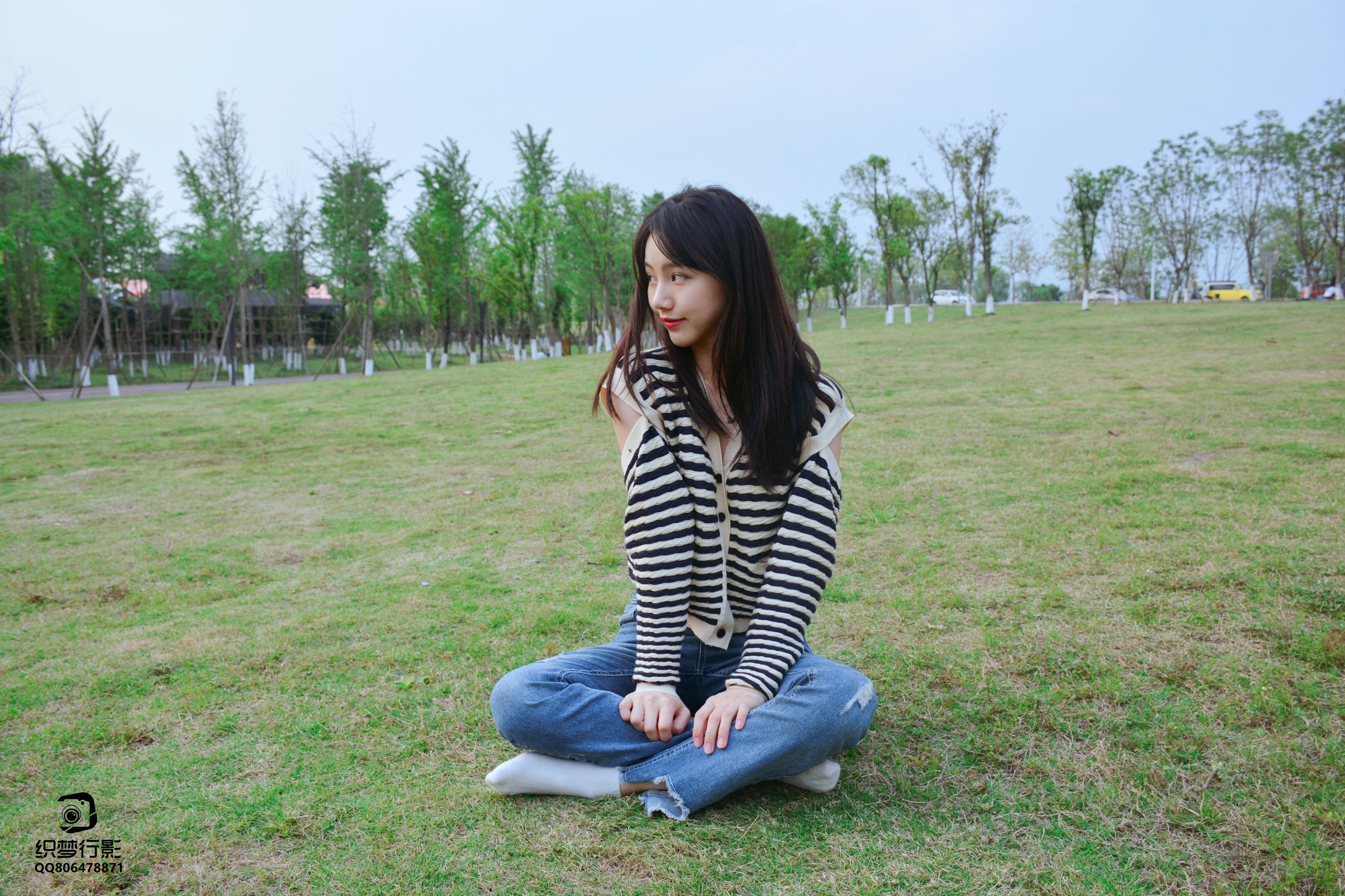 [织梦映像] 少女牛仔裤草地白袜