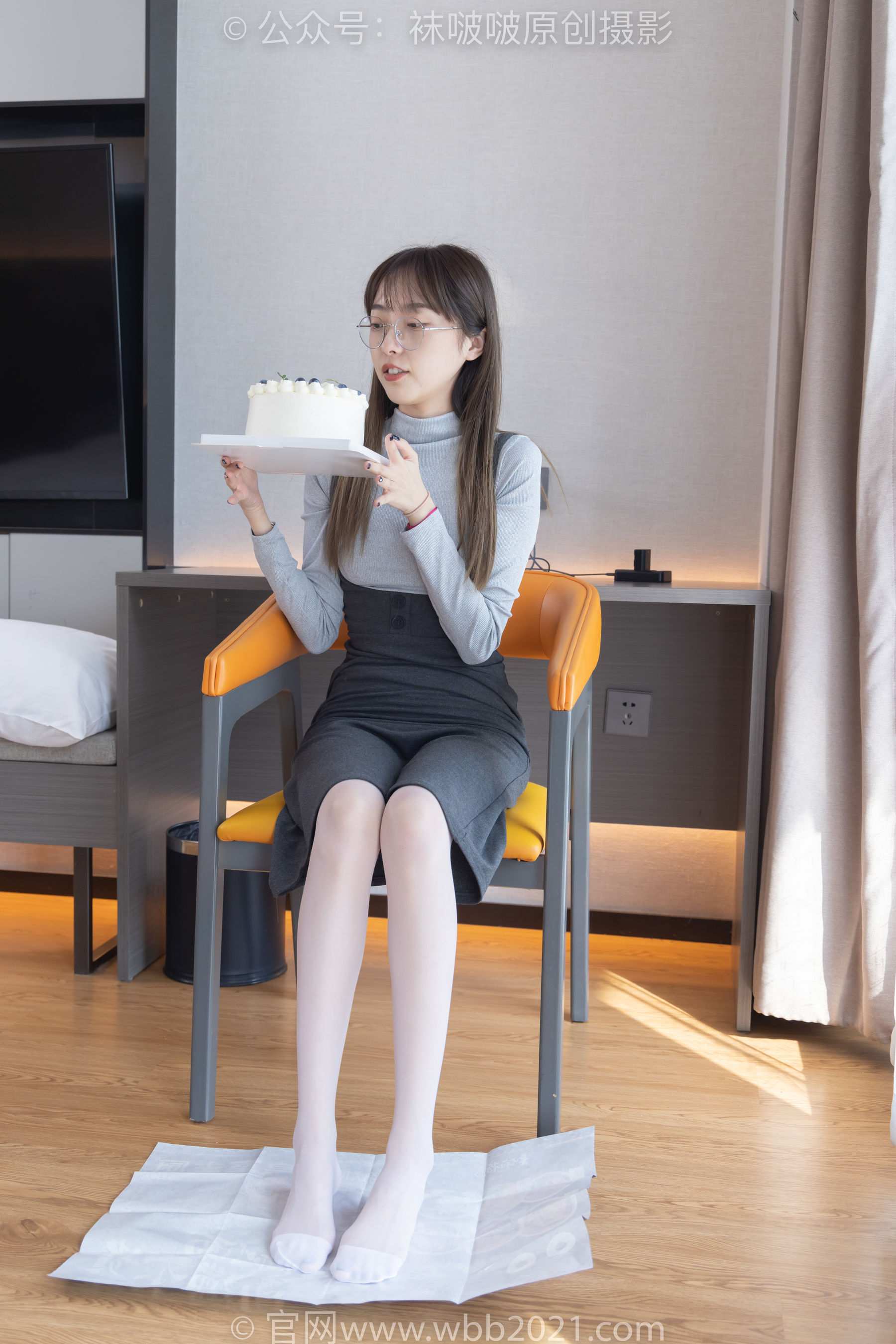 BoBoSocks袜啵啵 No.309 稚予 -两双高跟鞋、灰丝、白丝、裸足、踩奶油蛋糕剧情