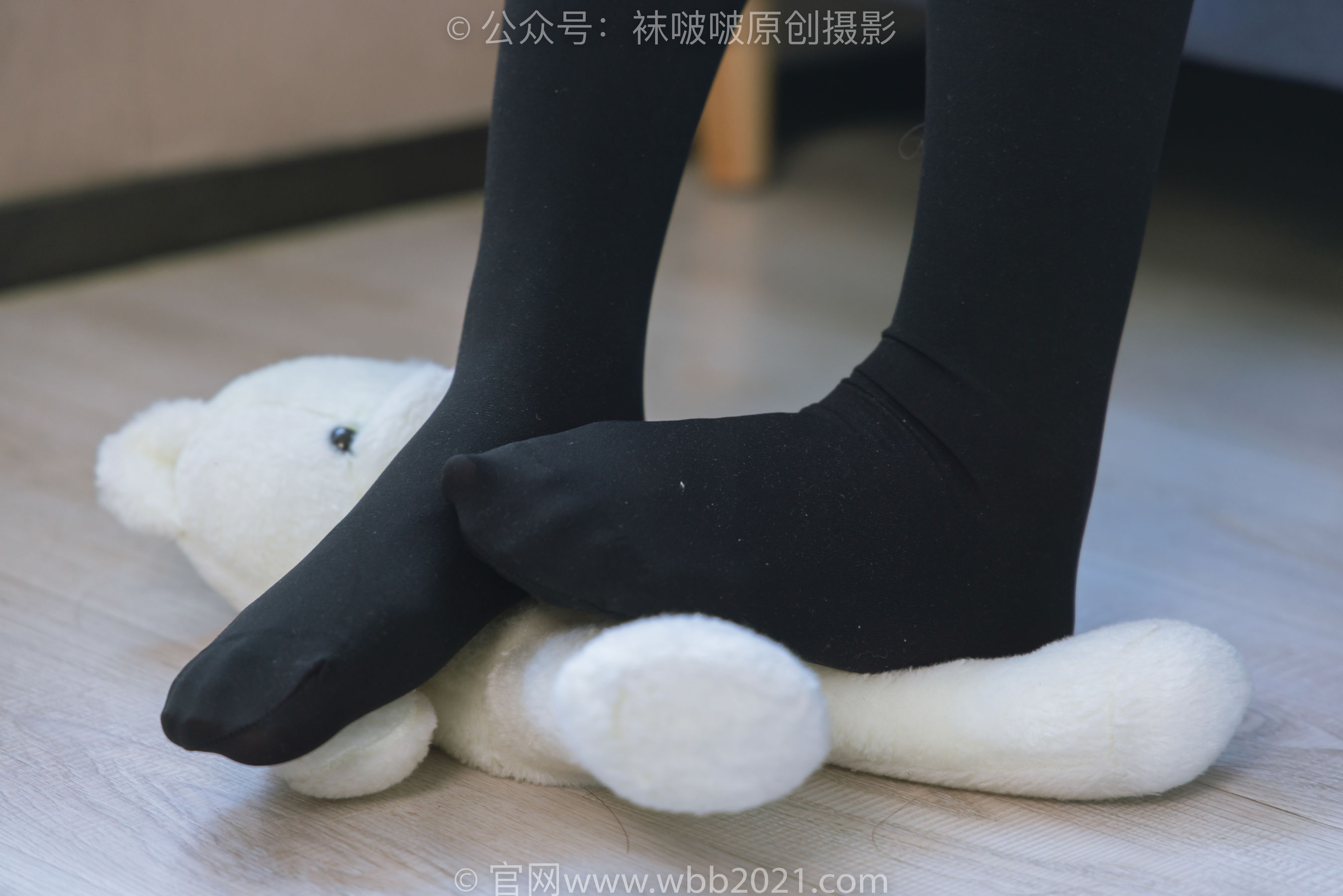 BoBoSocks袜啵啵 No.315 小沫 -平底鞋、厚黑丝、模特穿鞋及丝袜踩玩偶小熊剧情