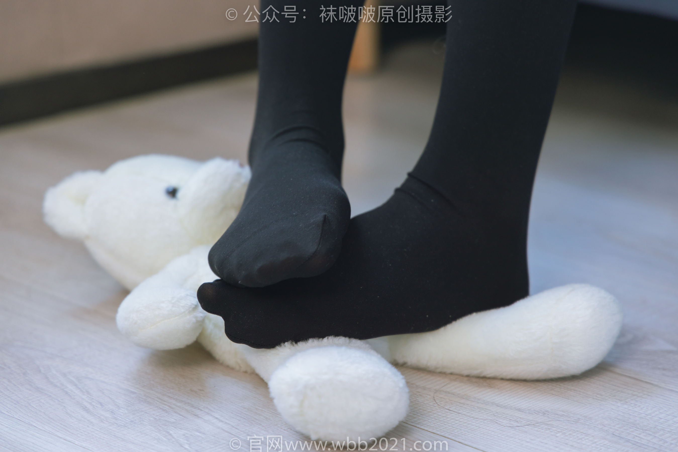 BoBoSocks袜啵啵 No.315 小沫 -平底鞋、厚黑丝、模特穿鞋及丝袜踩玩偶小熊剧情