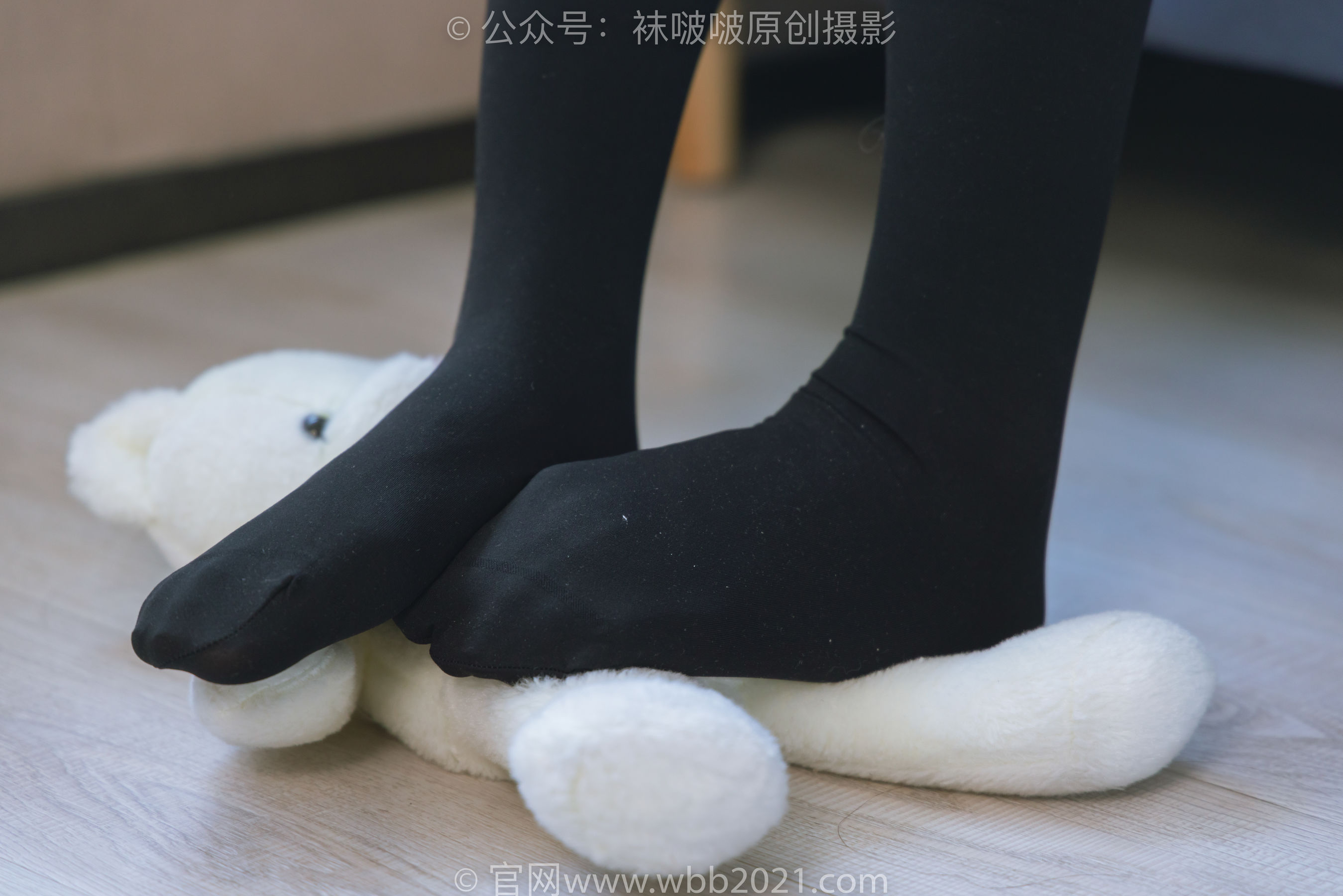 BoBoSocks袜啵啵 No.315 小沫 -平底鞋、厚黑丝、模特穿鞋及丝袜踩玩偶小熊剧情