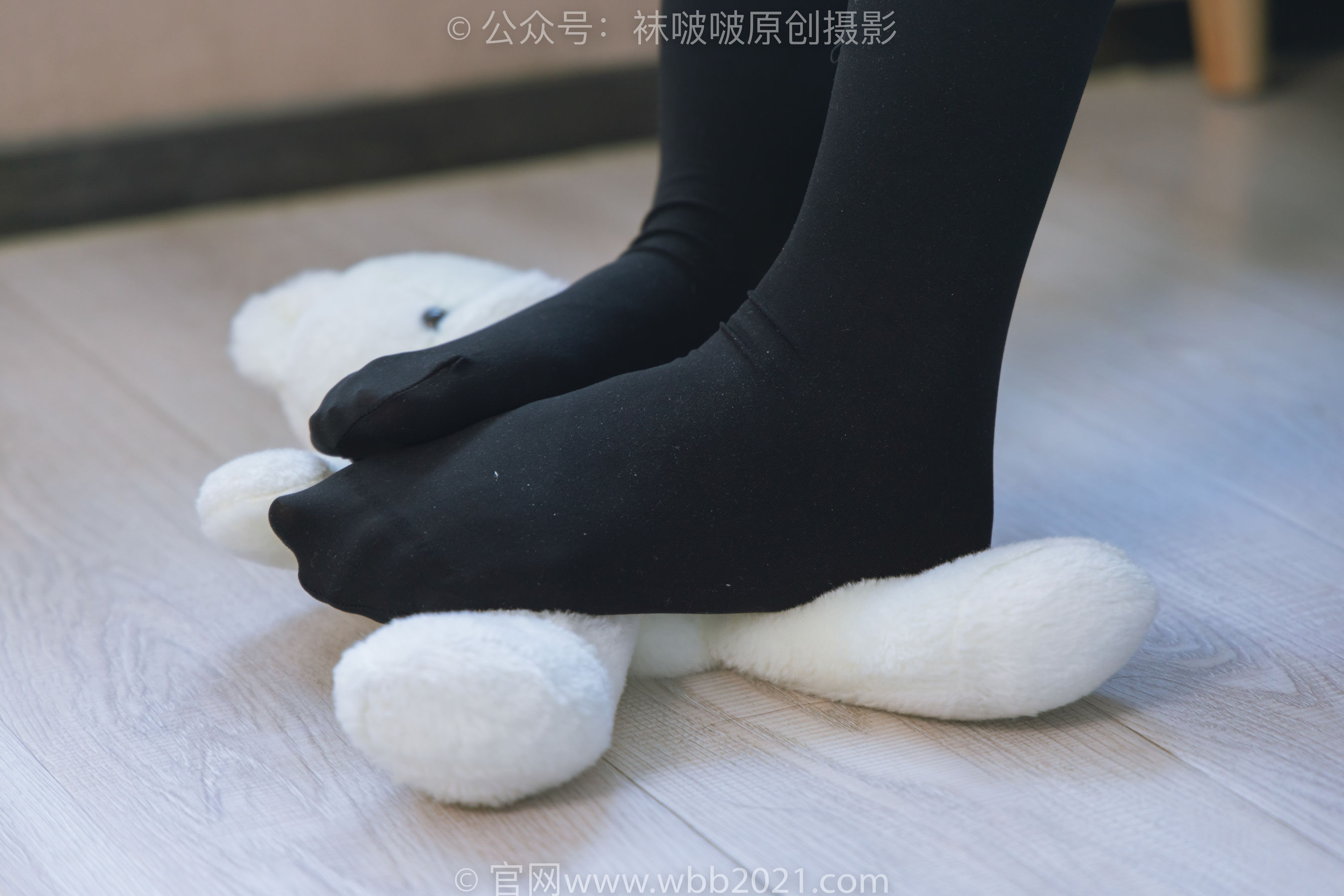 BoBoSocks袜啵啵 No.315 小沫 -平底鞋、厚黑丝、模特穿鞋及丝袜踩玩偶小熊剧情