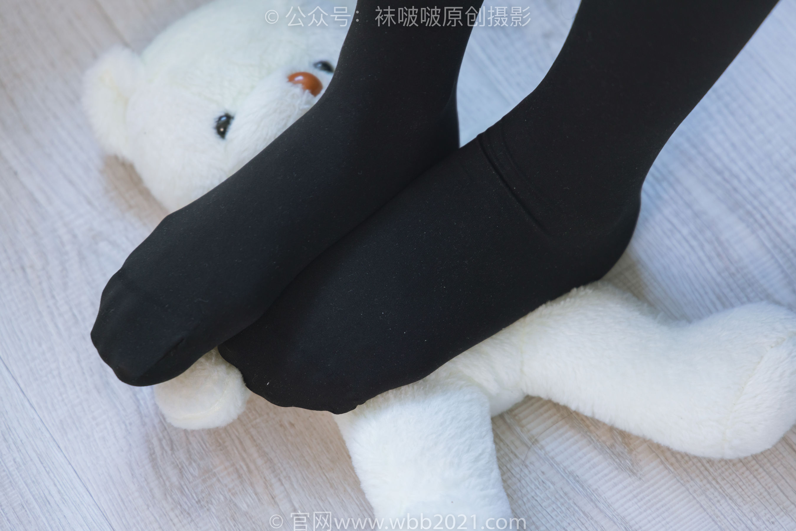 BoBoSocks袜啵啵 No.315 小沫 -平底鞋、厚黑丝、模特穿鞋及丝袜踩玩偶小熊剧情