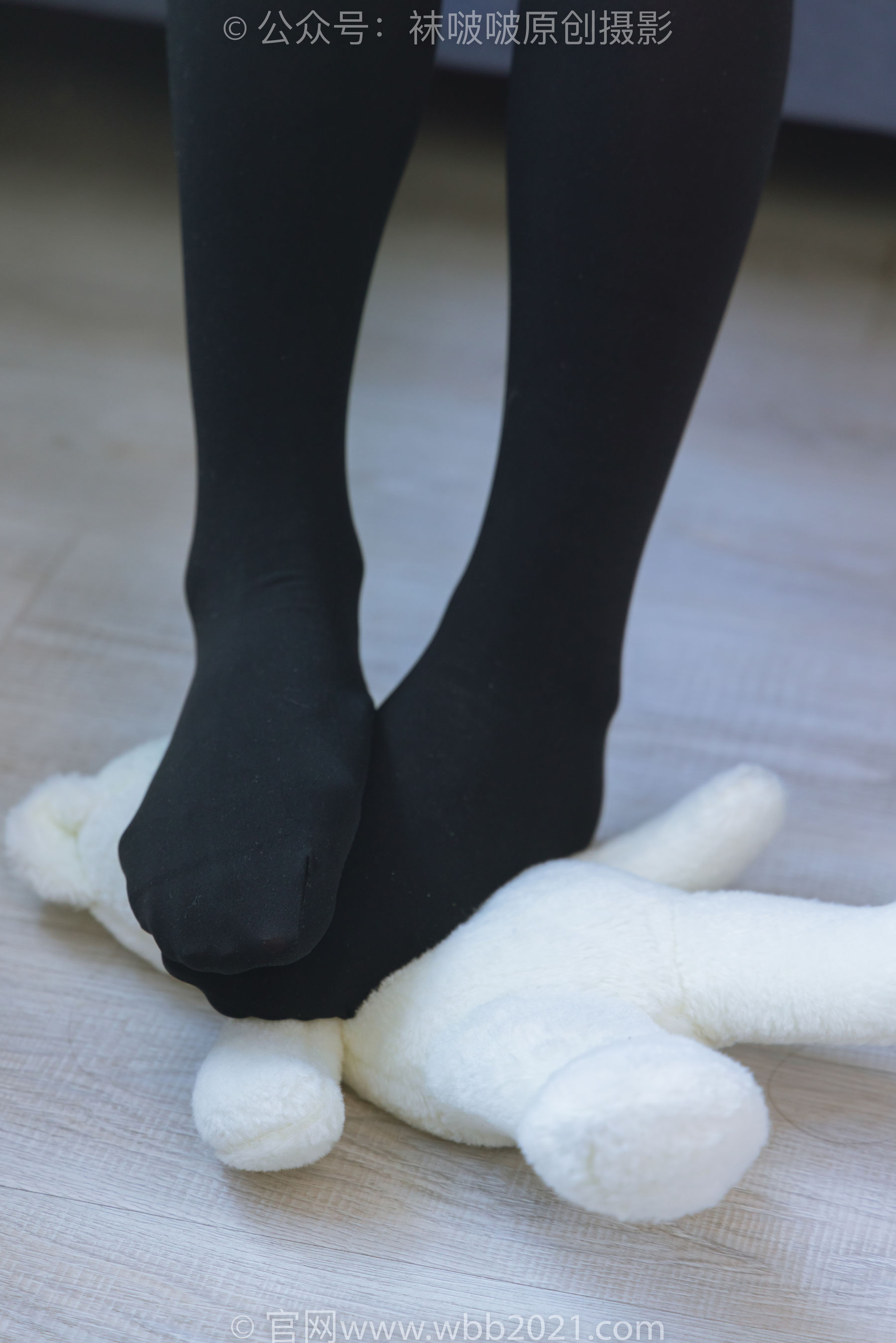 BoBoSocks袜啵啵 No.315 小沫 -平底鞋、厚黑丝、模特穿鞋及丝袜踩玩偶小熊剧情