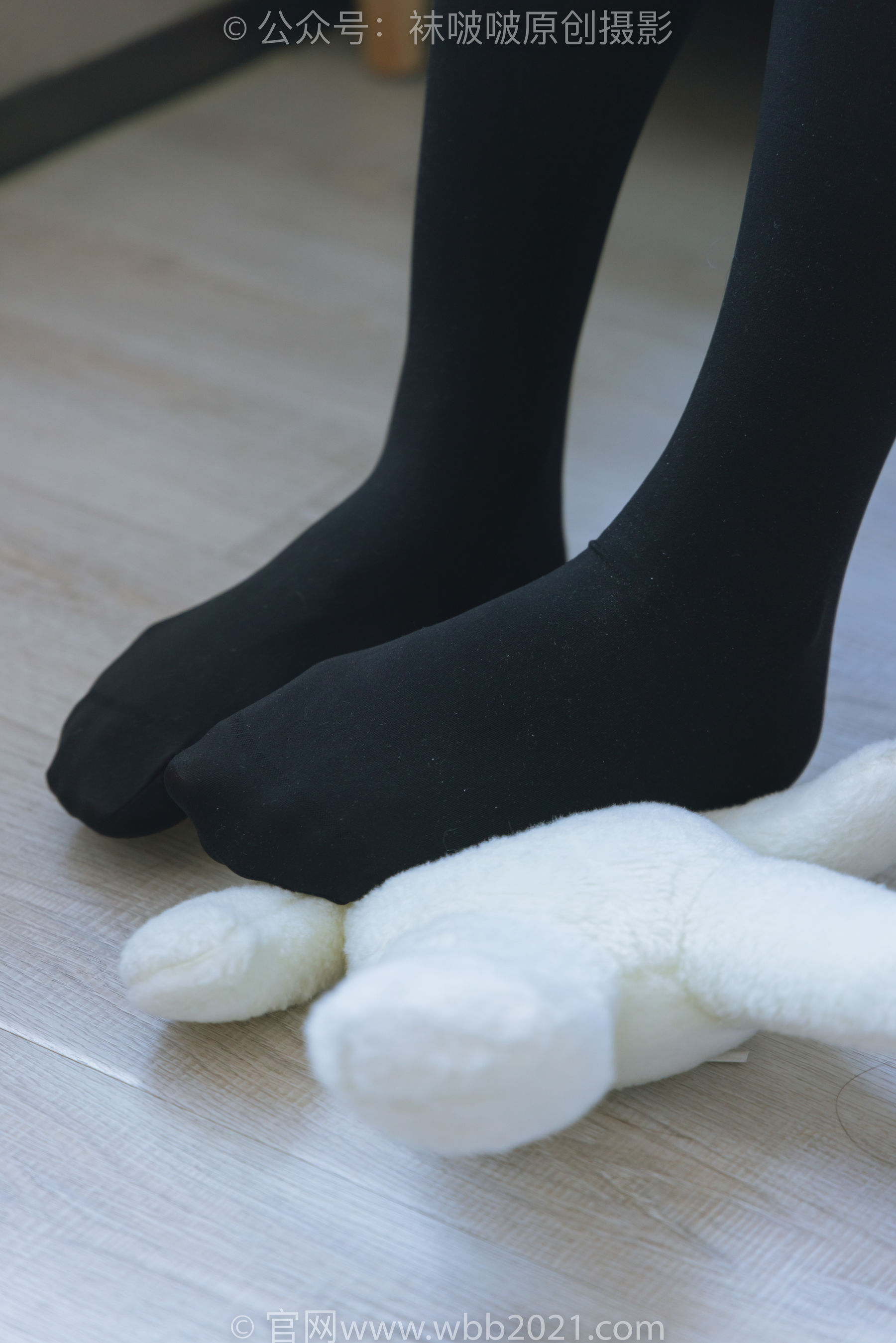 BoBoSocks袜啵啵 No.315 小沫 -平底鞋、厚黑丝、模特穿鞋及丝袜踩玩偶小熊剧情