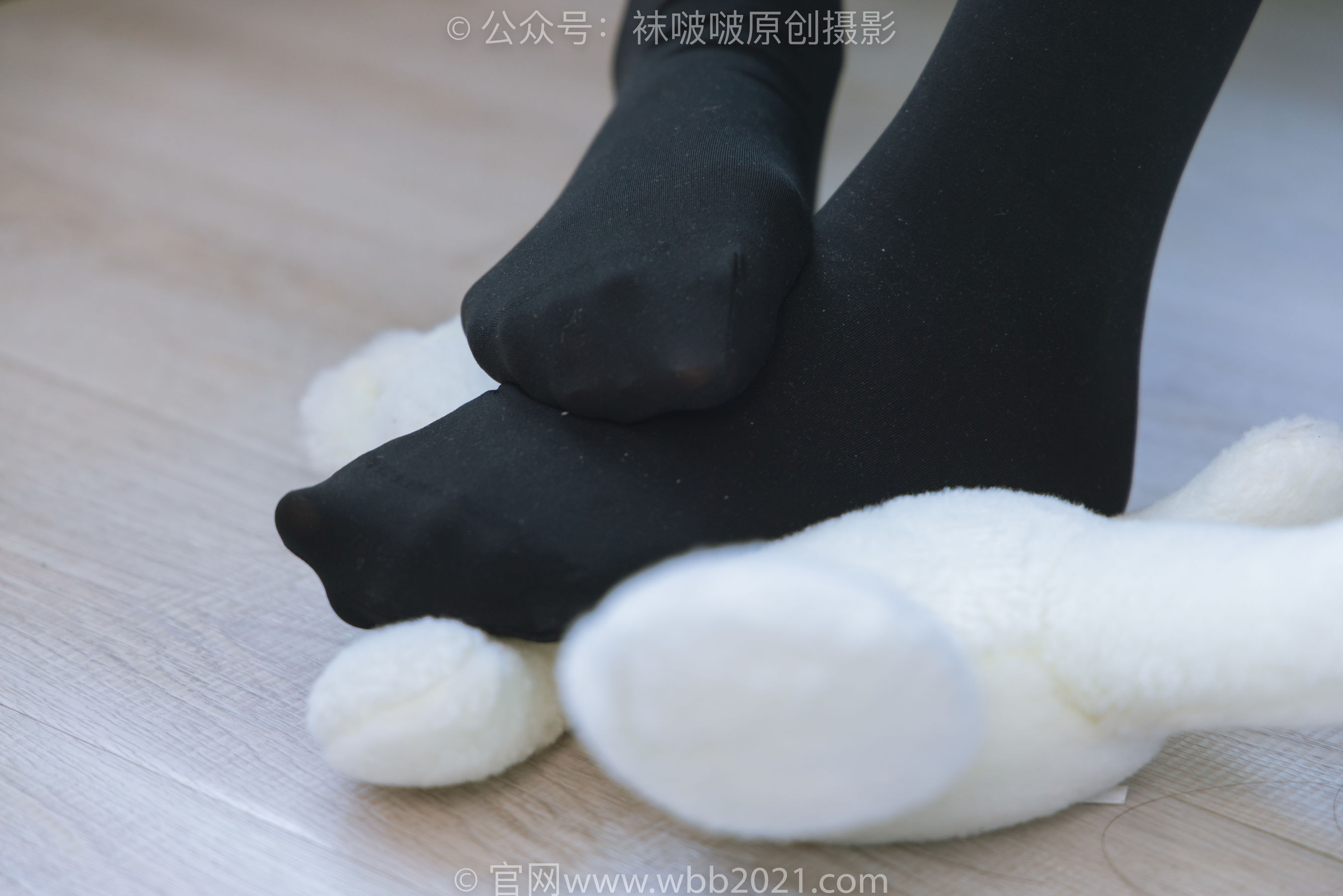 BoBoSocks袜啵啵 No.315 小沫 -平底鞋、厚黑丝、模特穿鞋及丝袜踩玩偶小熊剧情