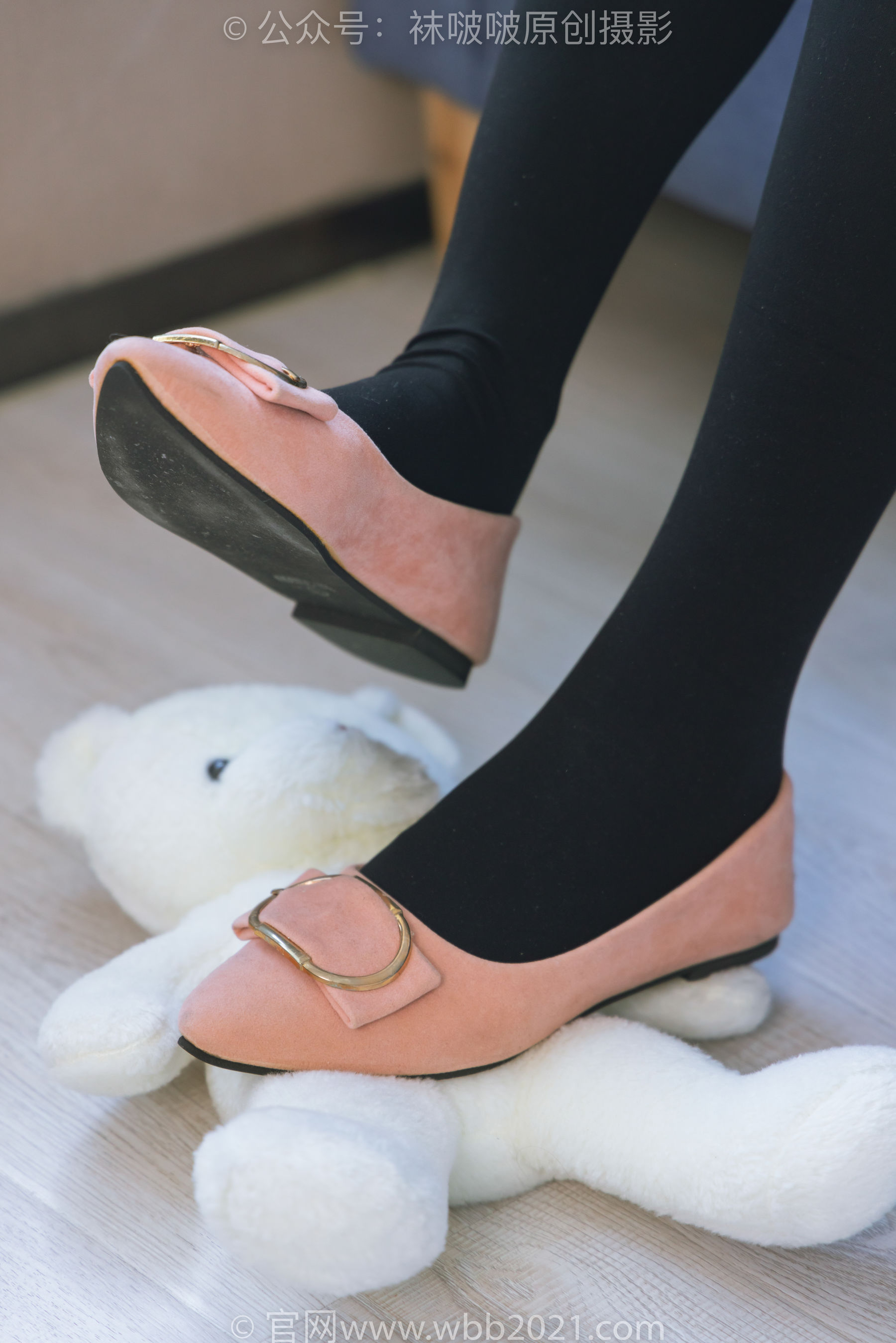 BoBoSocks袜啵啵 No.315 小沫 -平底鞋、厚黑丝、模特穿鞋及丝袜踩玩偶小熊剧情