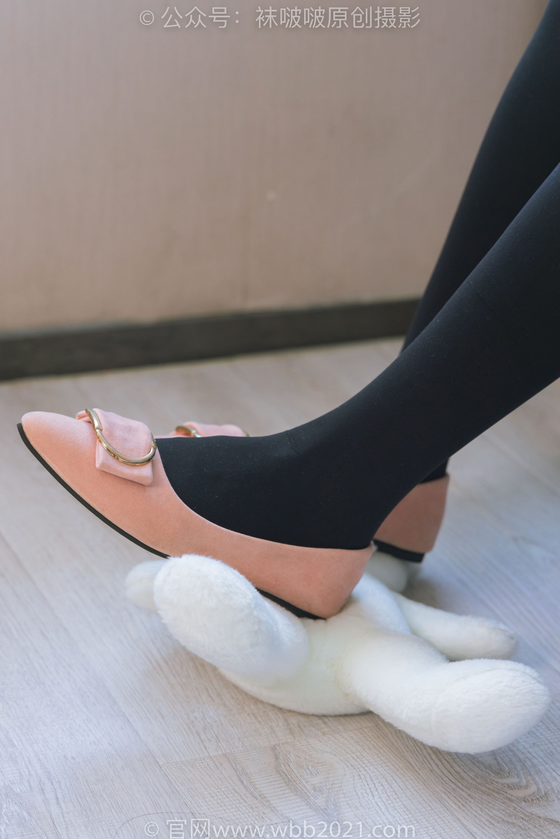 BoBoSocks袜啵啵 No.315 小沫 -平底鞋、厚黑丝、模特穿鞋及丝袜踩玩偶小熊剧情
