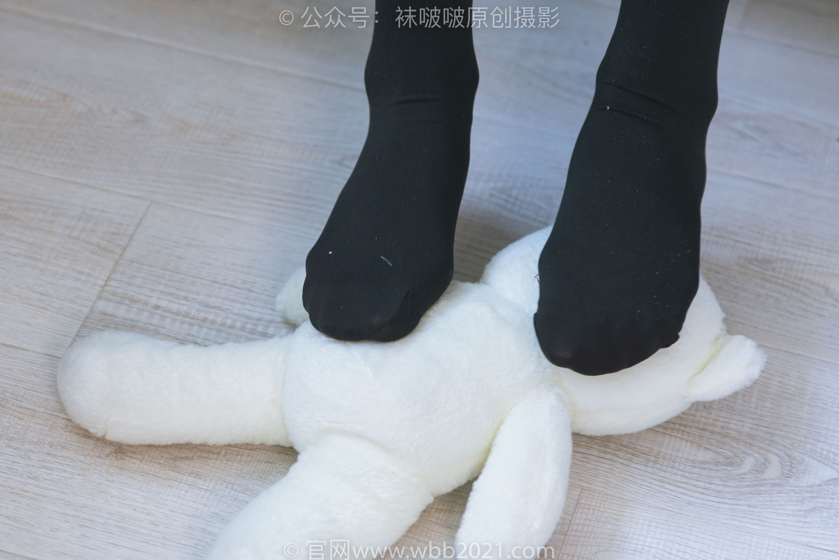 BoBoSocks袜啵啵 No.315 小沫 -平底鞋、厚黑丝、模特穿鞋及丝袜踩玩偶小熊剧情