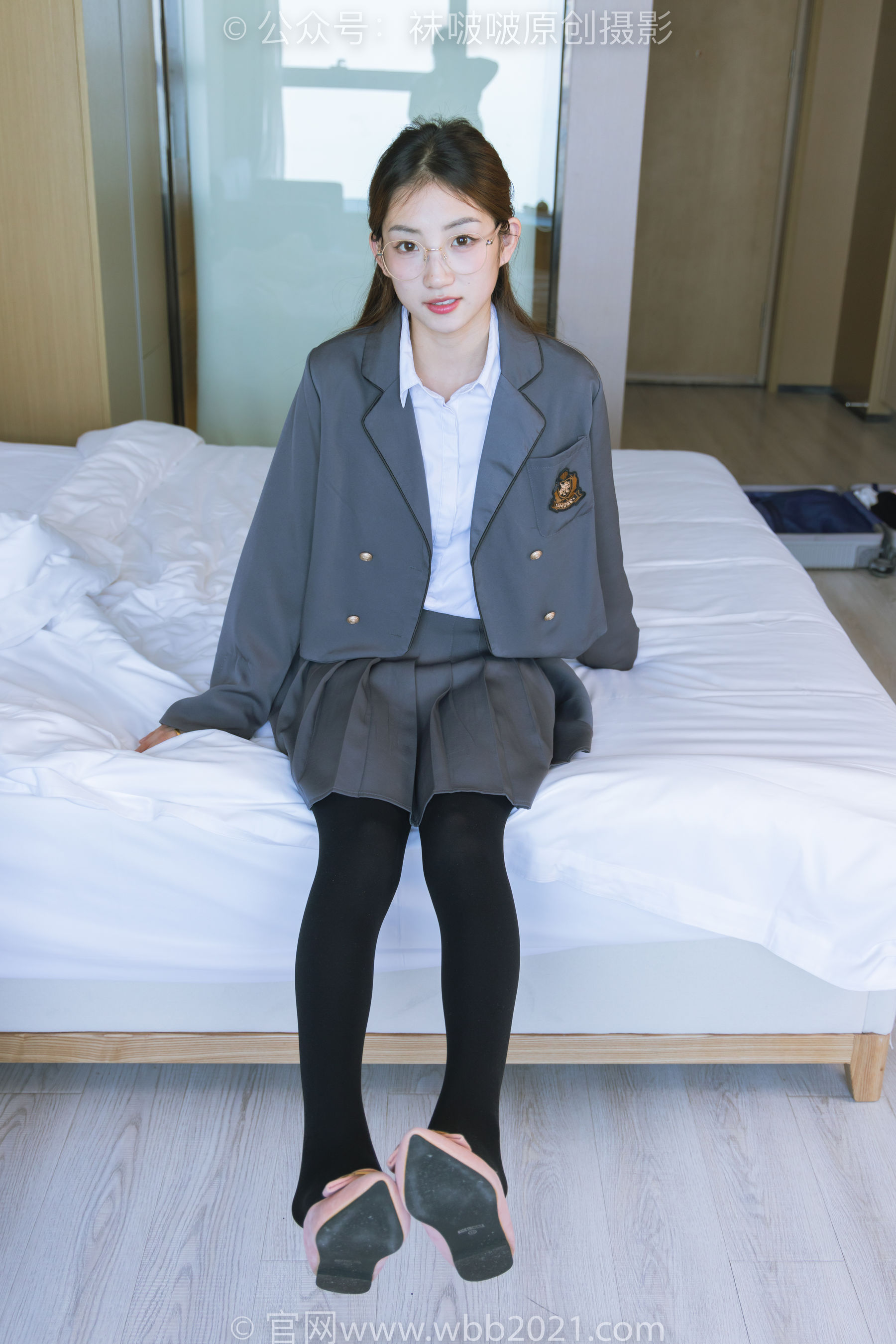 BoBoSocks袜啵啵 No.315 小沫 -平底鞋、厚黑丝、模特穿鞋及丝袜踩玩偶小熊剧情