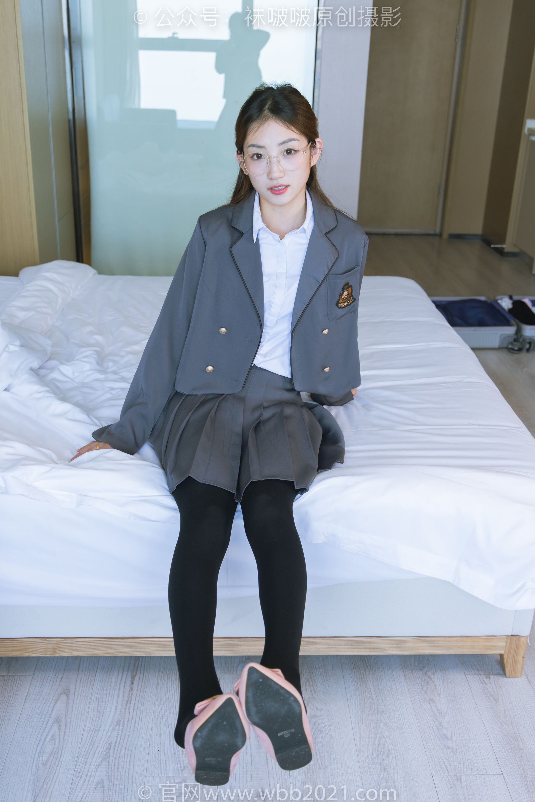 BoBoSocks袜啵啵 No.315 小沫 -平底鞋、厚黑丝、模特穿鞋及丝袜踩玩偶小熊剧情