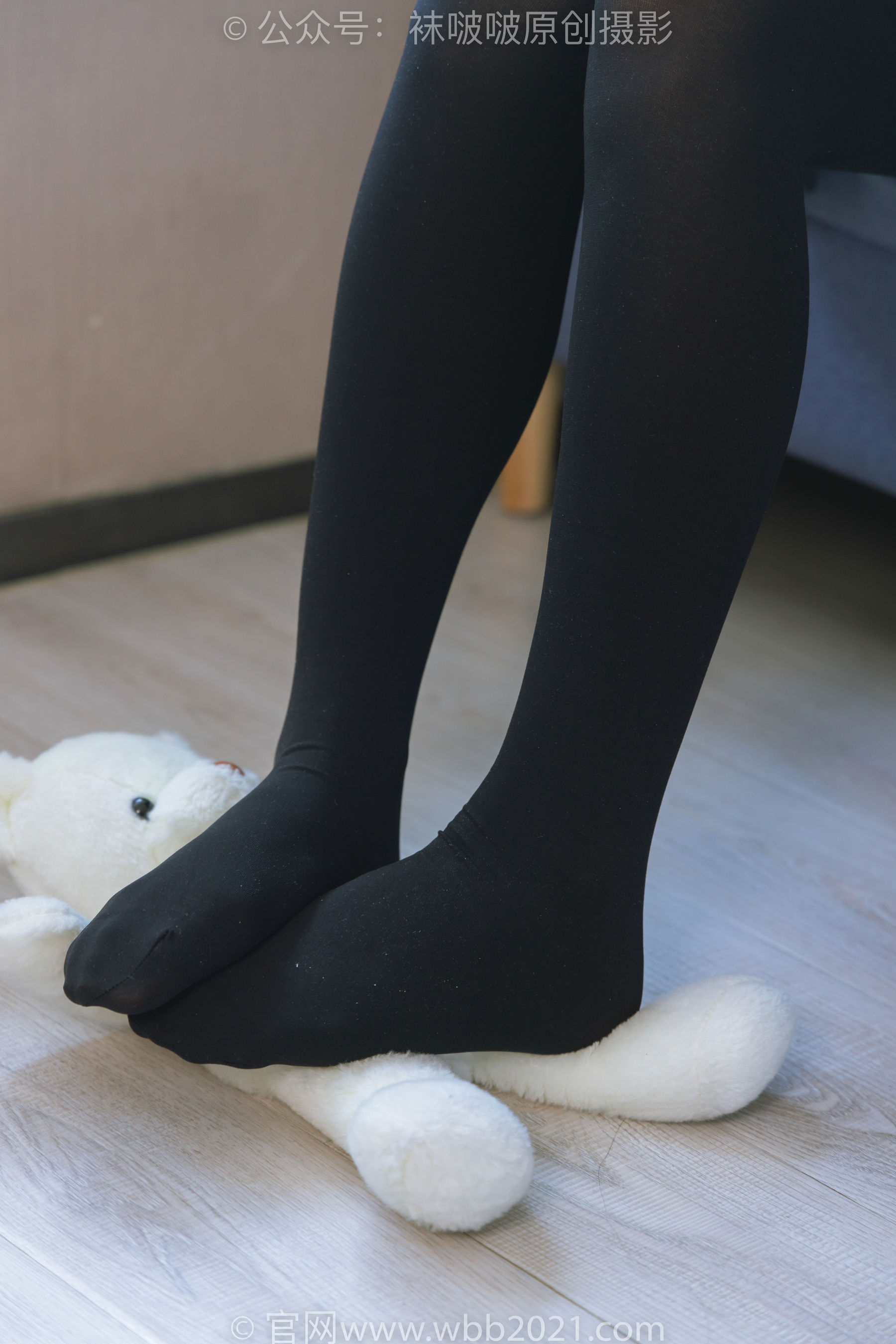 BoBoSocks袜啵啵 No.315 小沫 -平底鞋、厚黑丝、模特穿鞋及丝袜踩玩偶小熊剧情