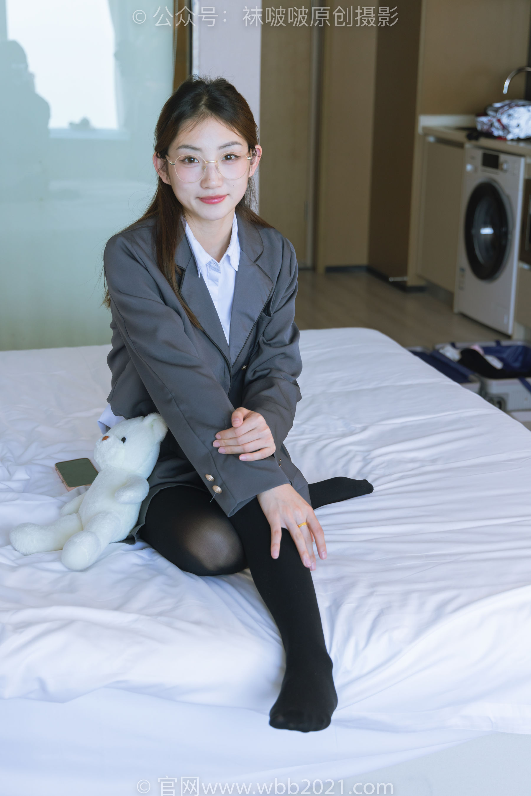 BoBoSocks袜啵啵 No.315 小沫 -平底鞋、厚黑丝、模特穿鞋及丝袜踩玩偶小熊剧情