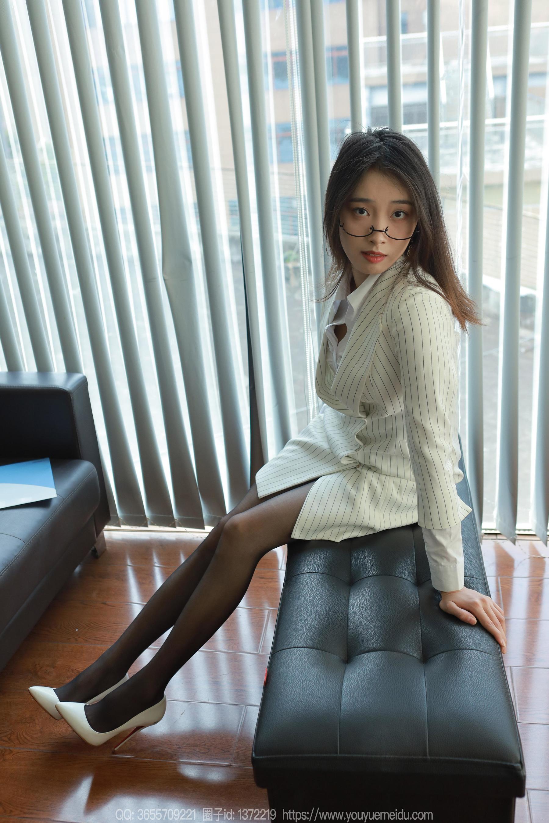 IESS异思趣向 - 模特： 小九 《反差女秘》