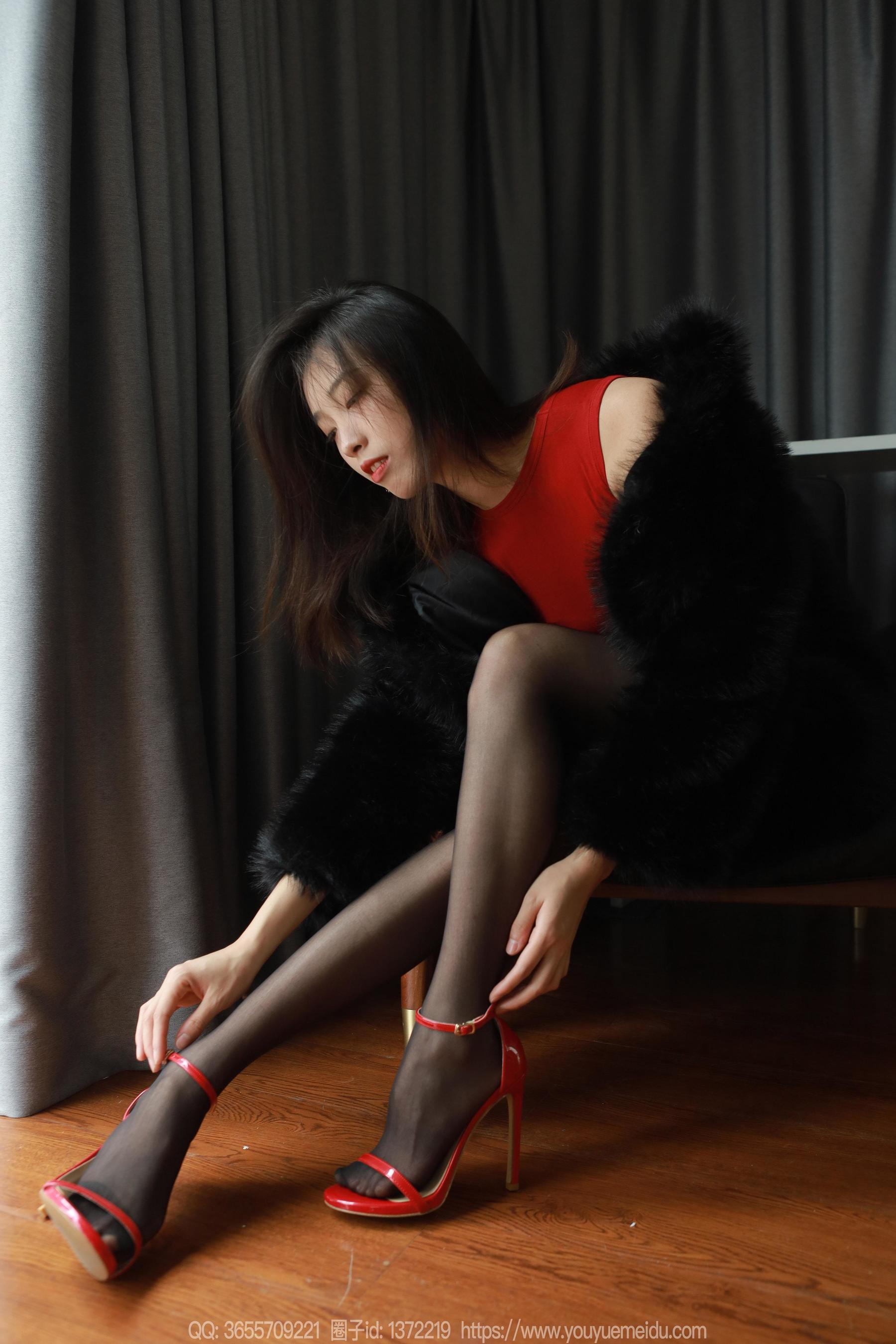 IESS异思趣向 - 模特： 小九 《红色包臀裙（上）》