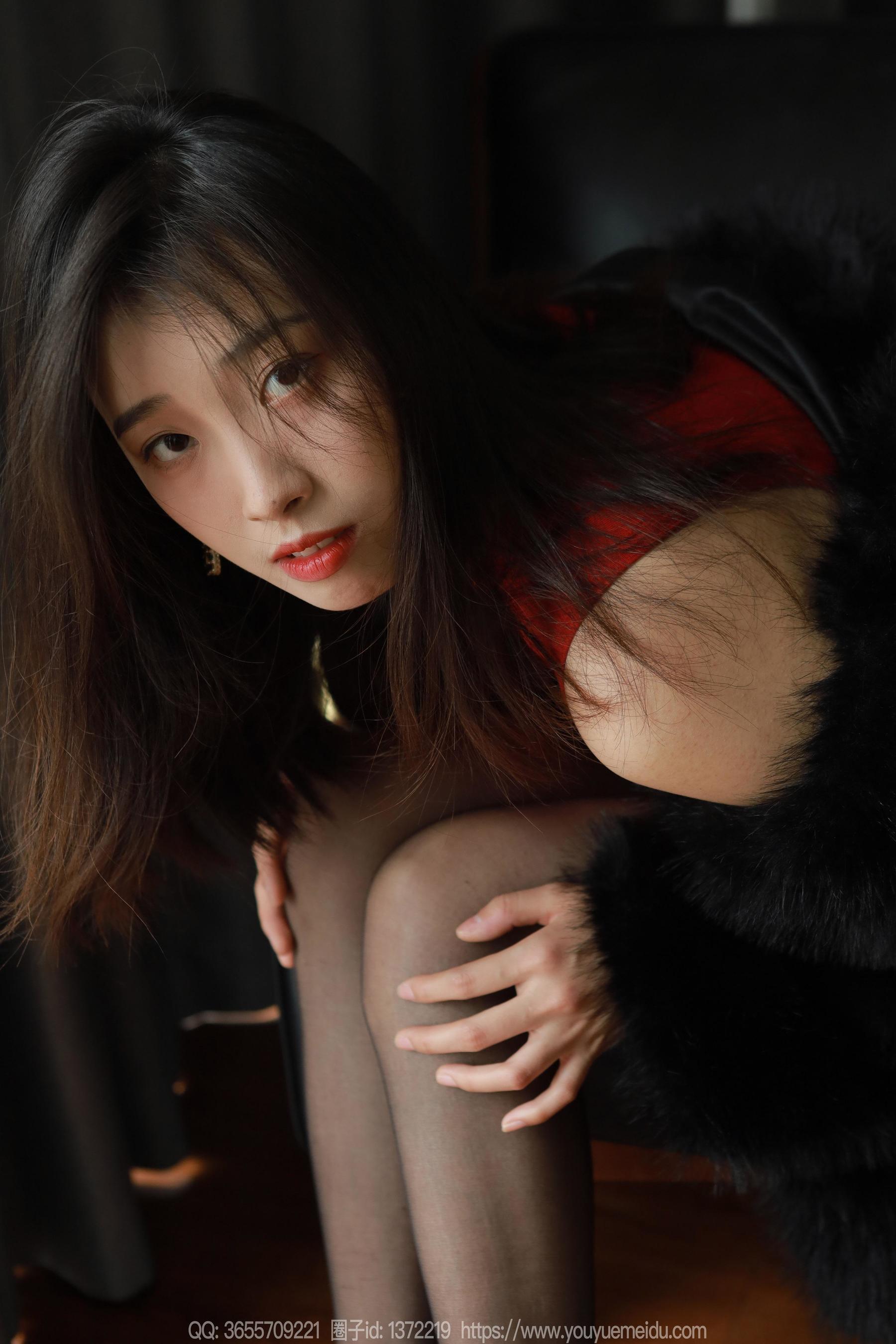IESS异思趣向 - 模特： 小九 《红色包臀裙（上）》