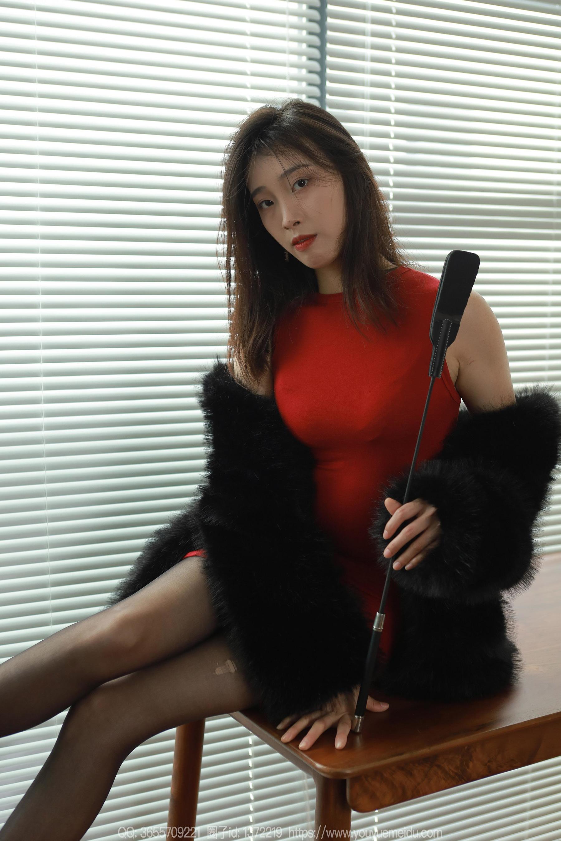 IESS异思趣向 - 模特： 小九 《红色包臀裙（下）》