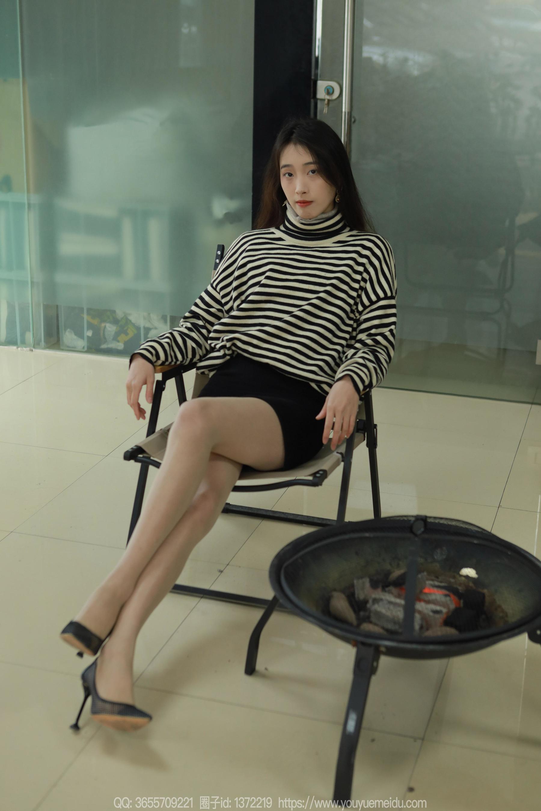 IESS异思趣向 - 模特： 小九 《长腿烤火》