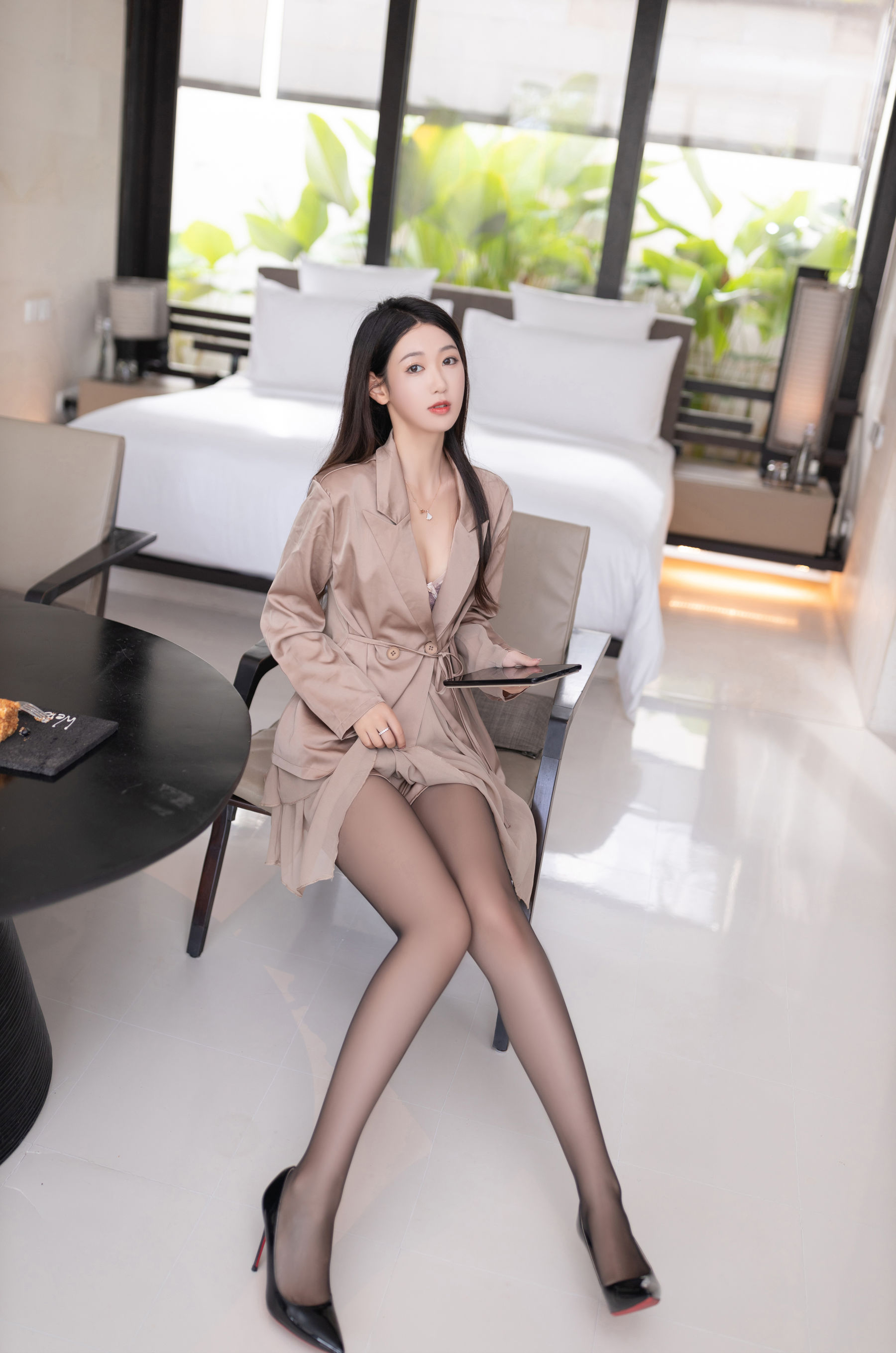 唐安琪 紫色内衣配超薄黑丝写真