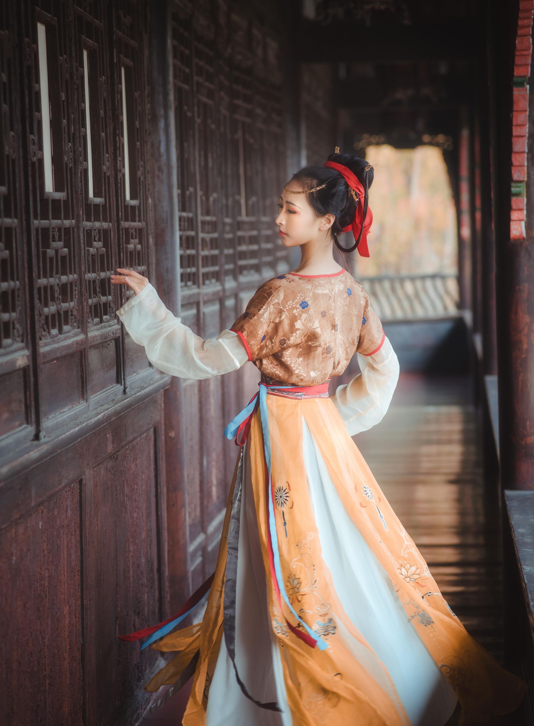 拿相机的执义 - 汉服写真头上金爵钗