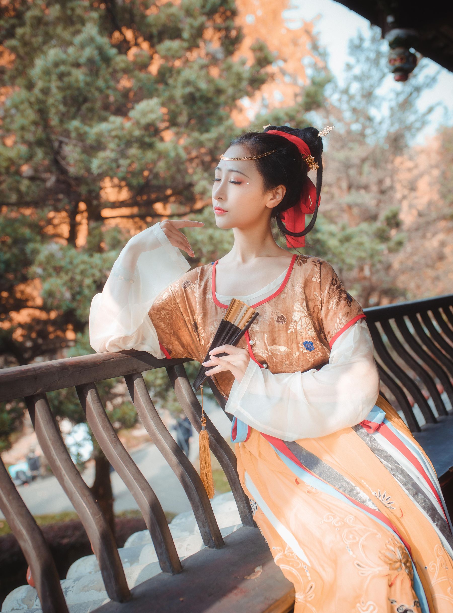 拿相机的执义 - 汉服写真头上金爵钗