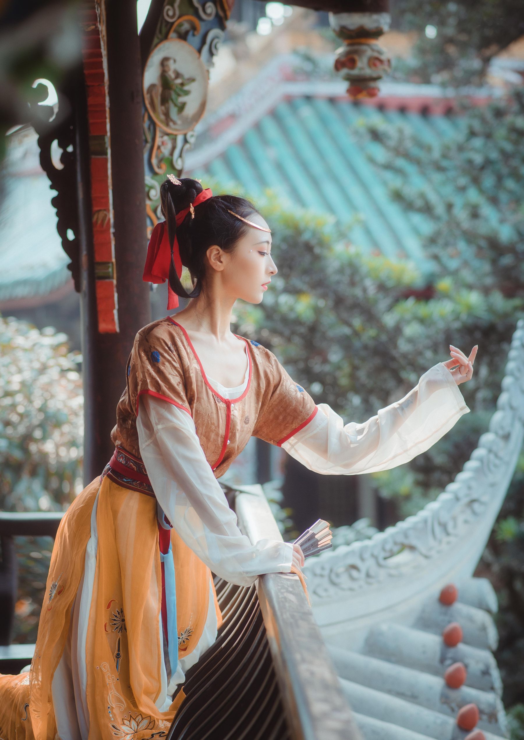 拿相机的执义 - 汉服写真头上金爵钗