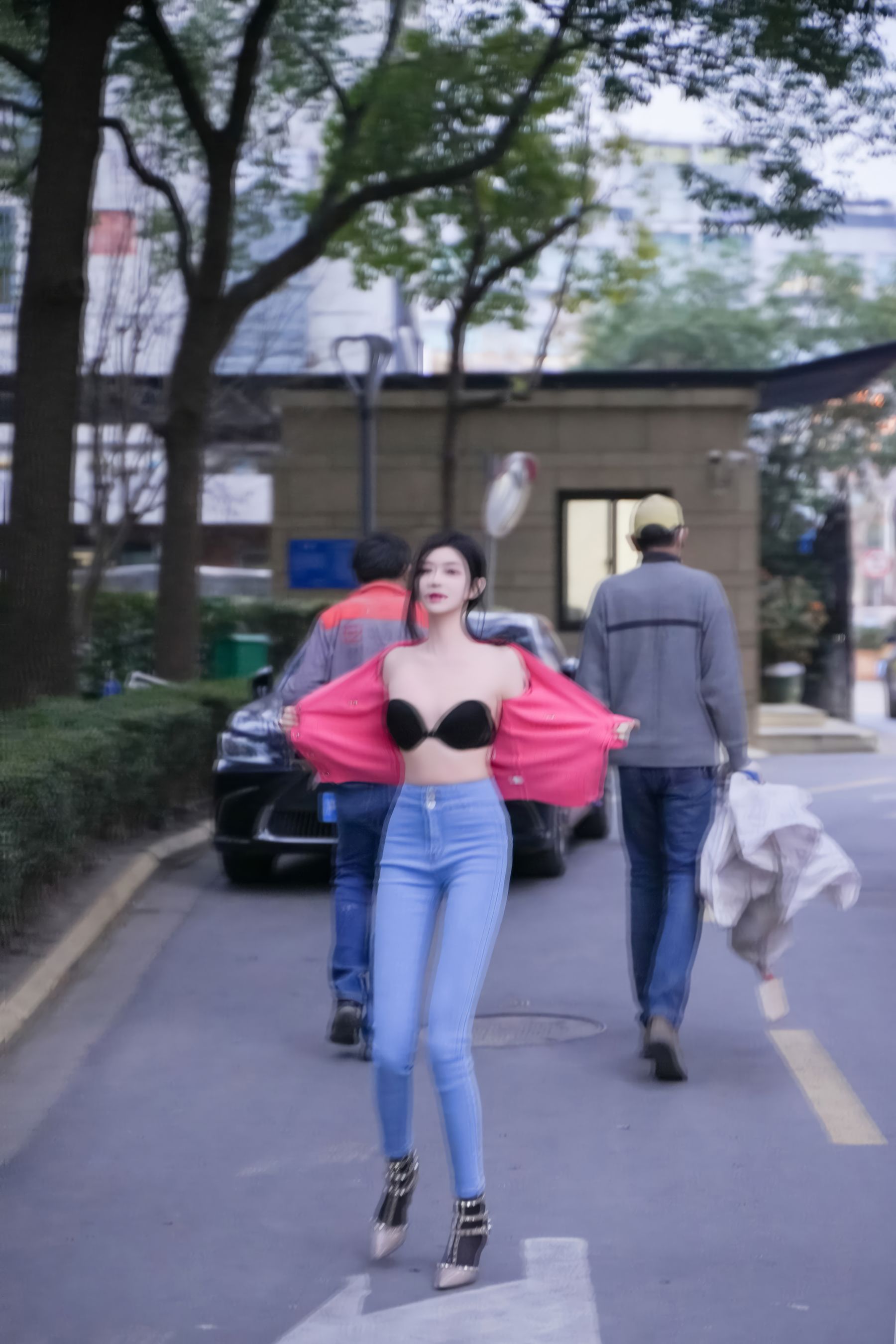 龙雪儿 - 灰色瑜伽服
