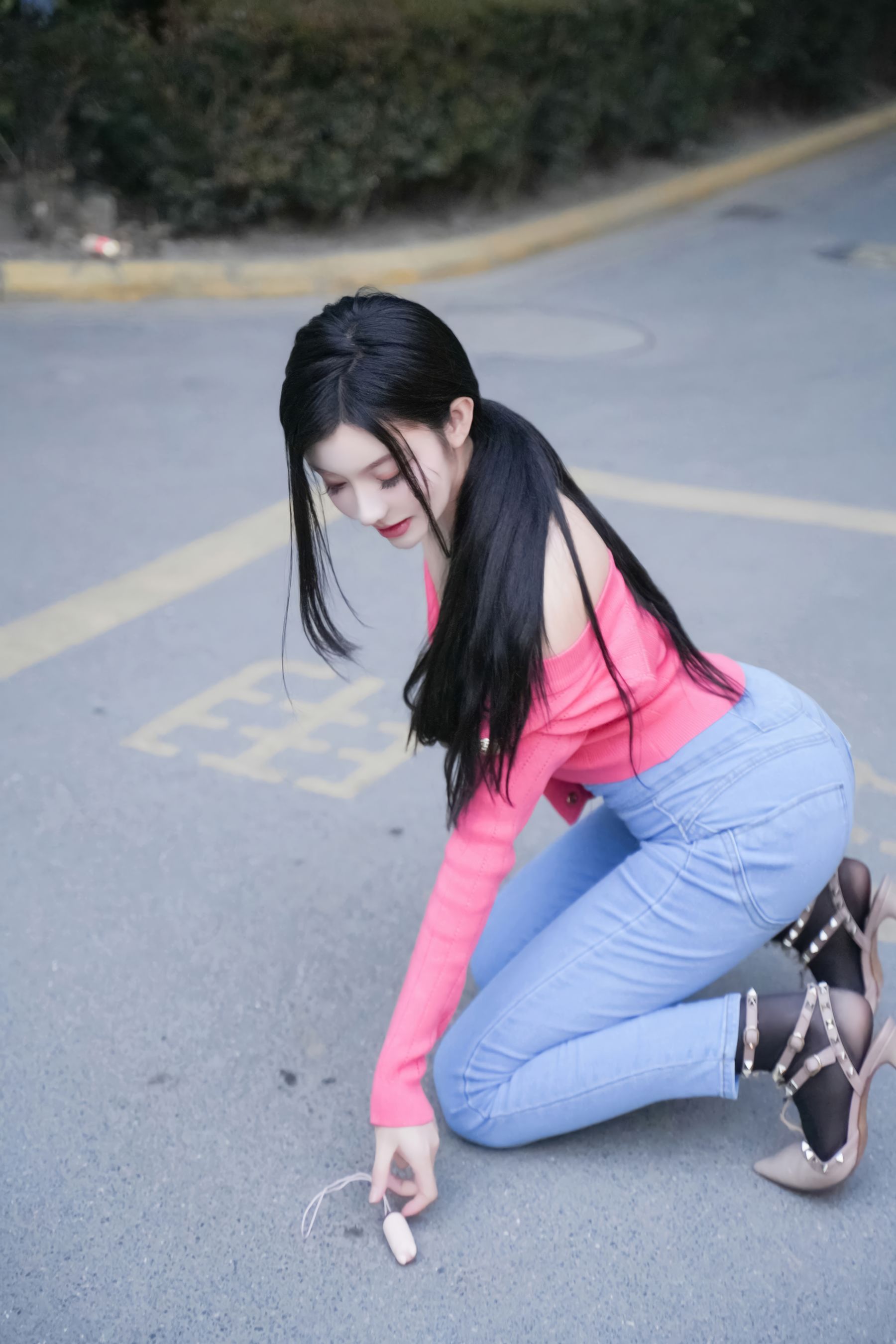 龙雪儿 - 灰色瑜伽服