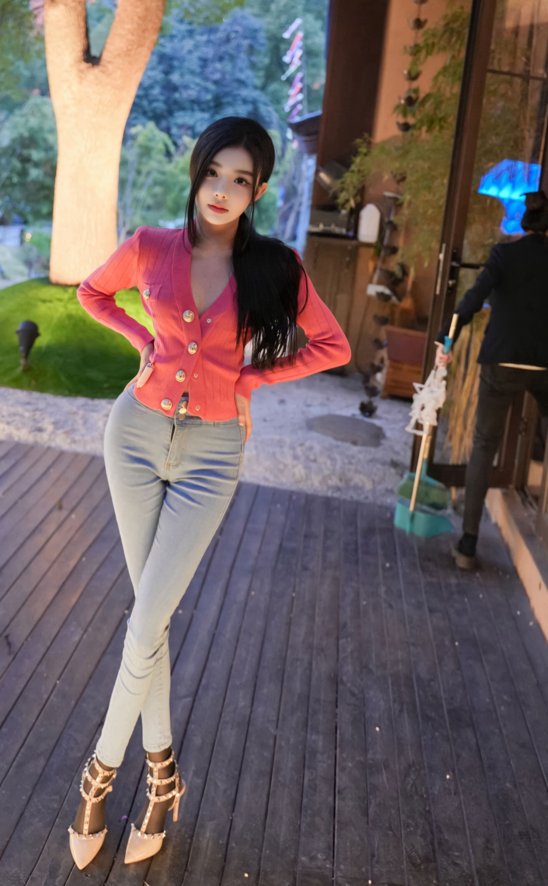 龙雪儿 - 灰色瑜伽服