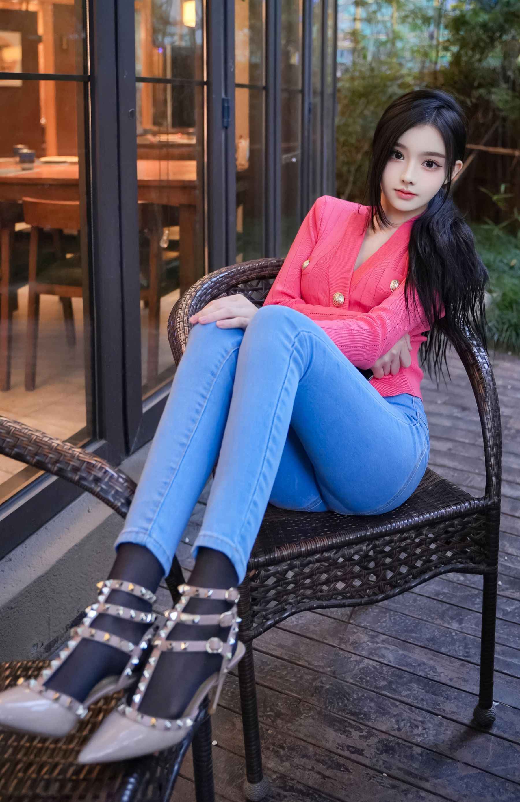 龙雪儿 - 灰色瑜伽服
