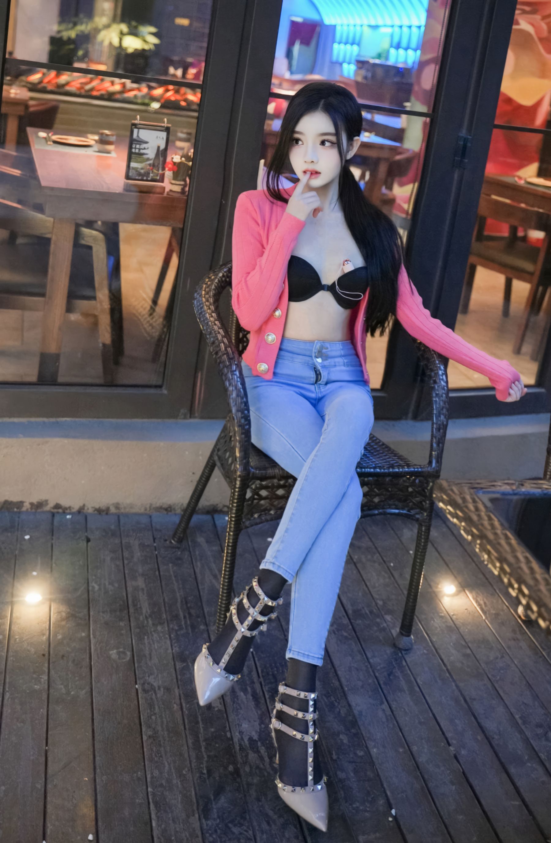 龙雪儿 - 灰色瑜伽服