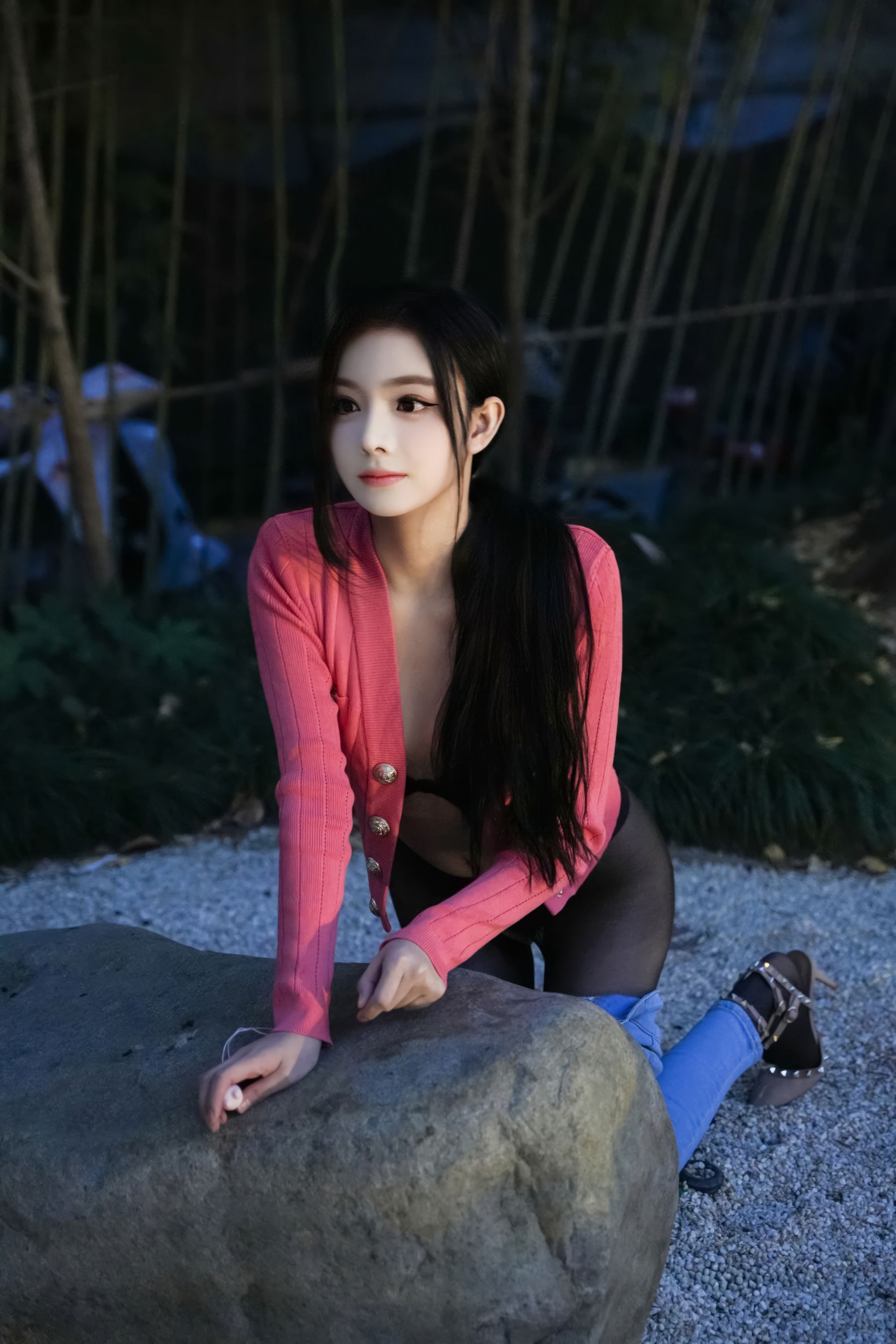 龙雪儿 - 灰色瑜伽服