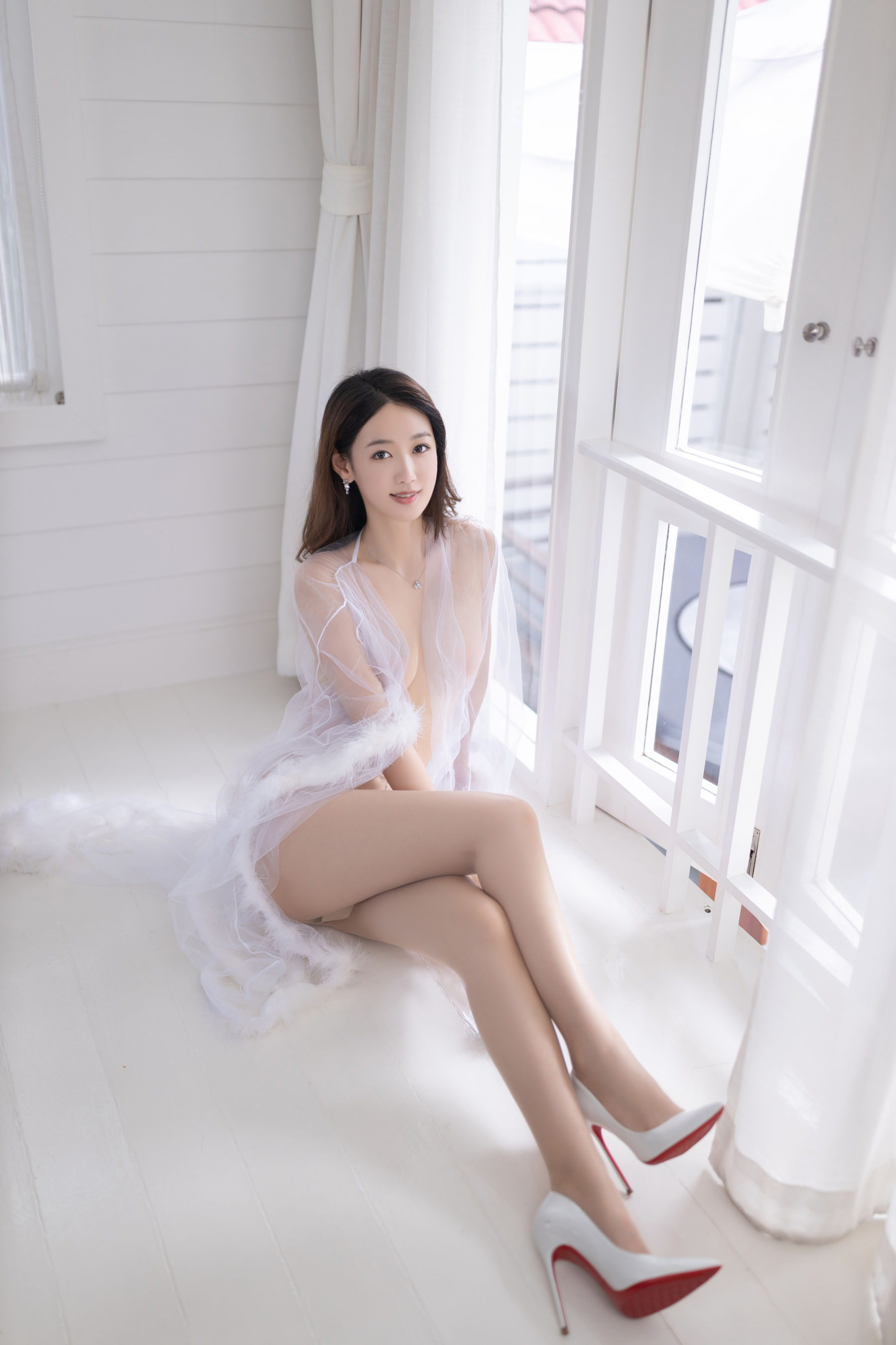 唐安琪 性感白纱裙写真