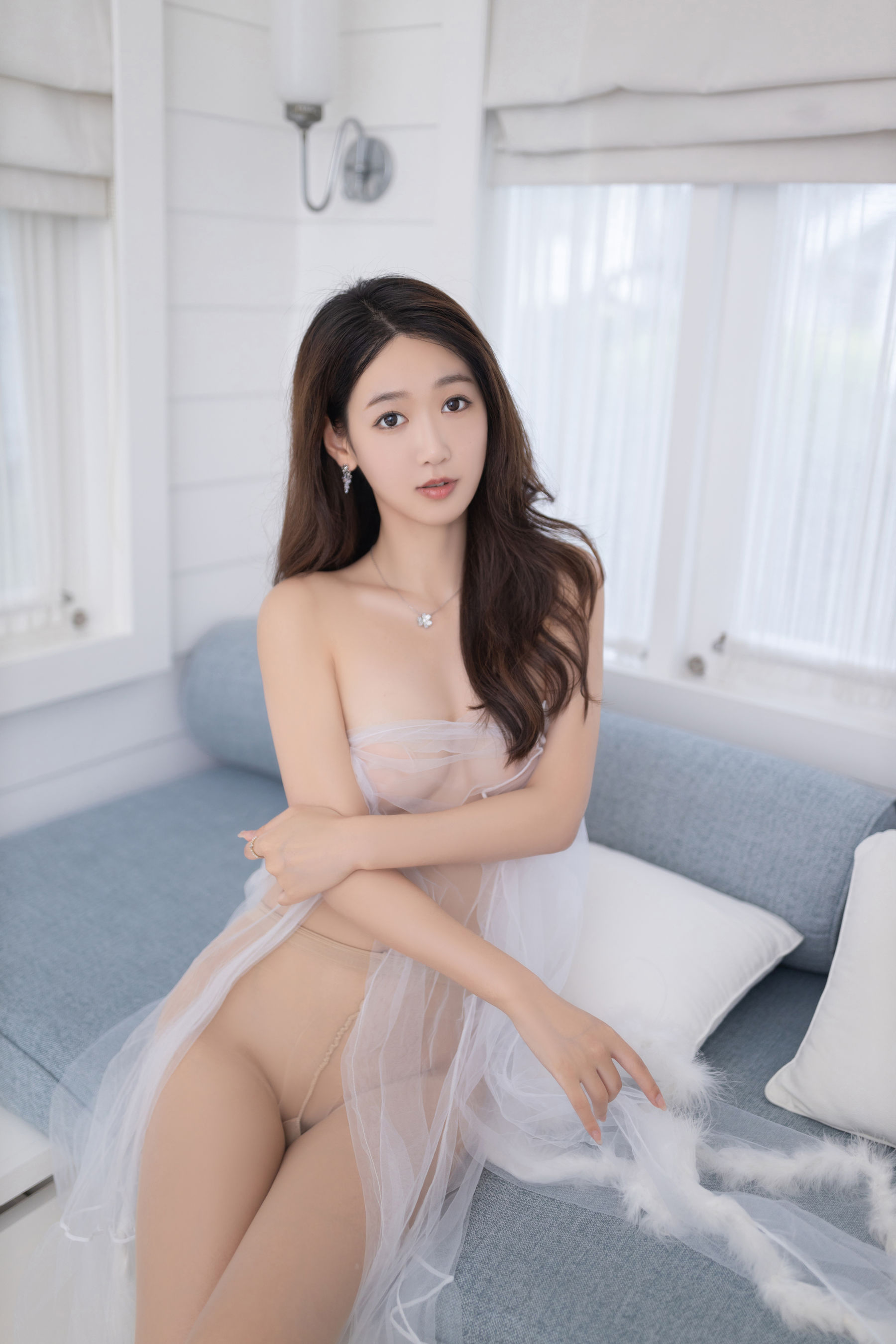 唐安琪 性感白纱裙写真