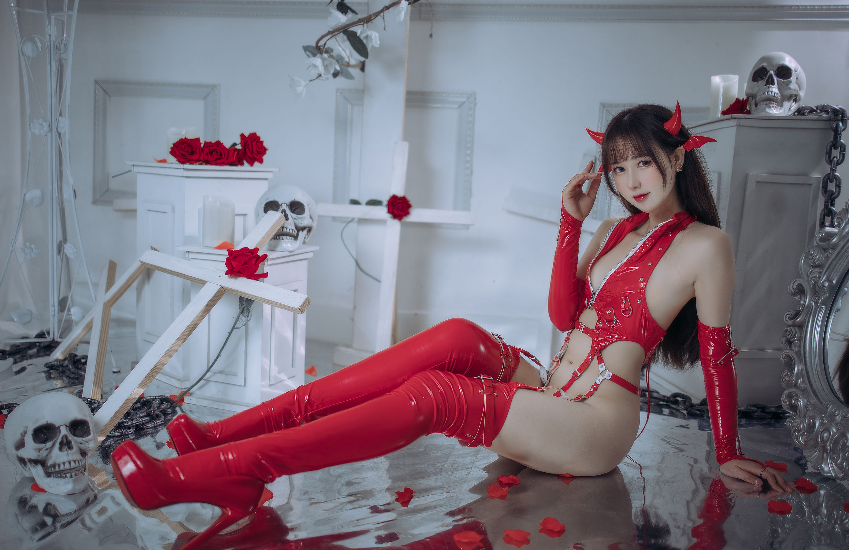 羽生三未 图集 - 小恶魔 红色胶衣