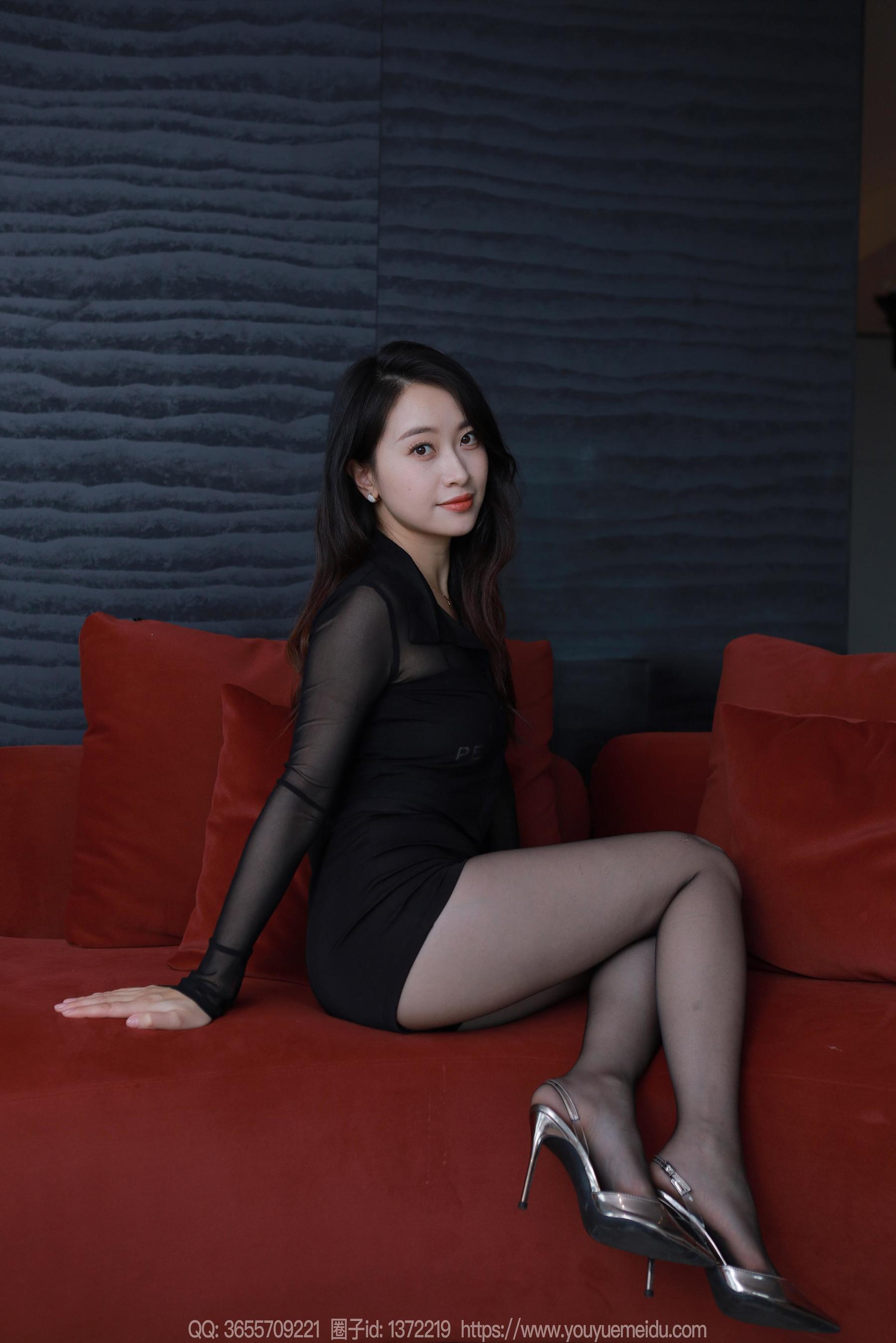 IESS异思趣向 - 模特： 小婕 《红色沙发（上）》