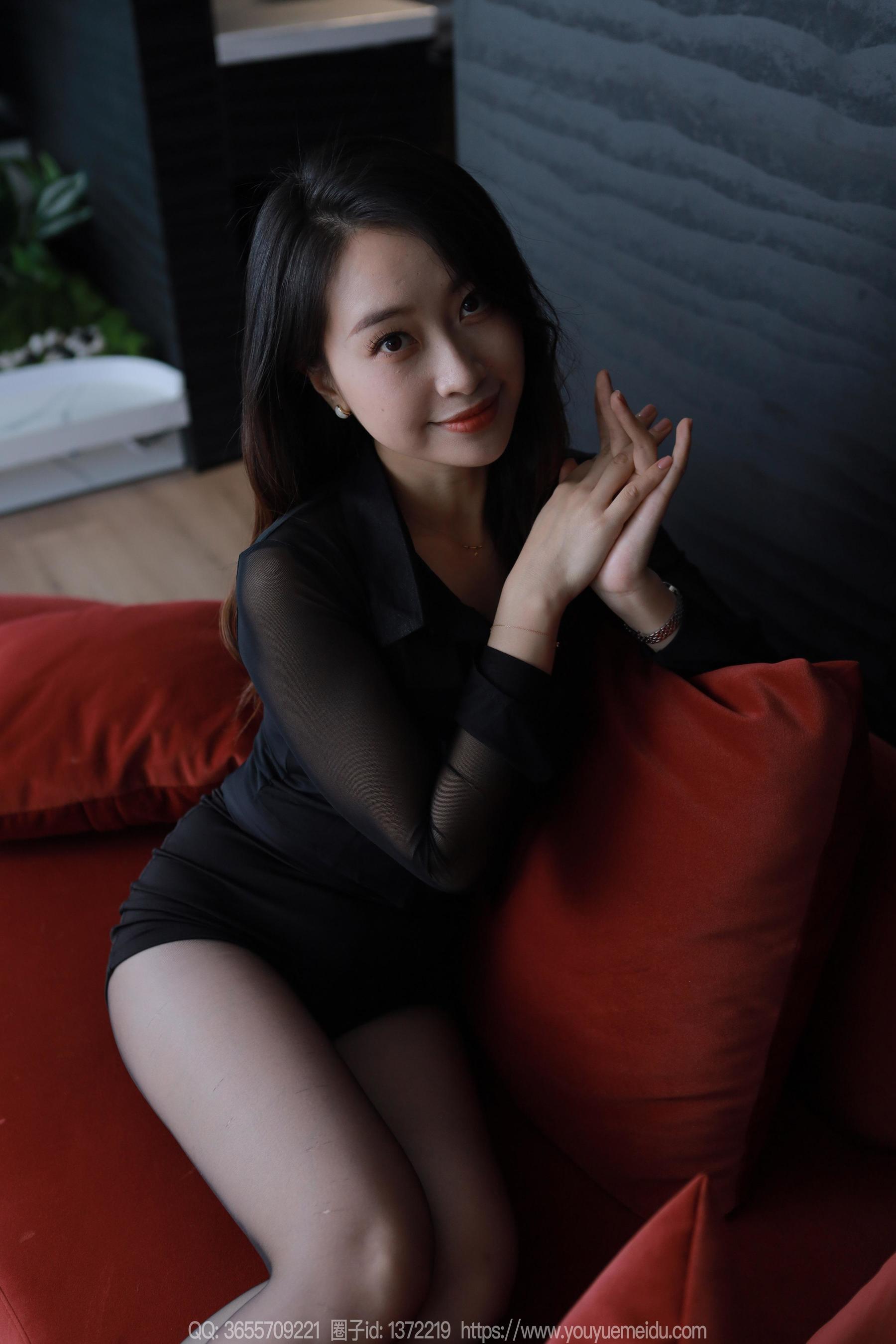 IESS异思趣向 - 模特： 小婕 《红色沙发（上）》