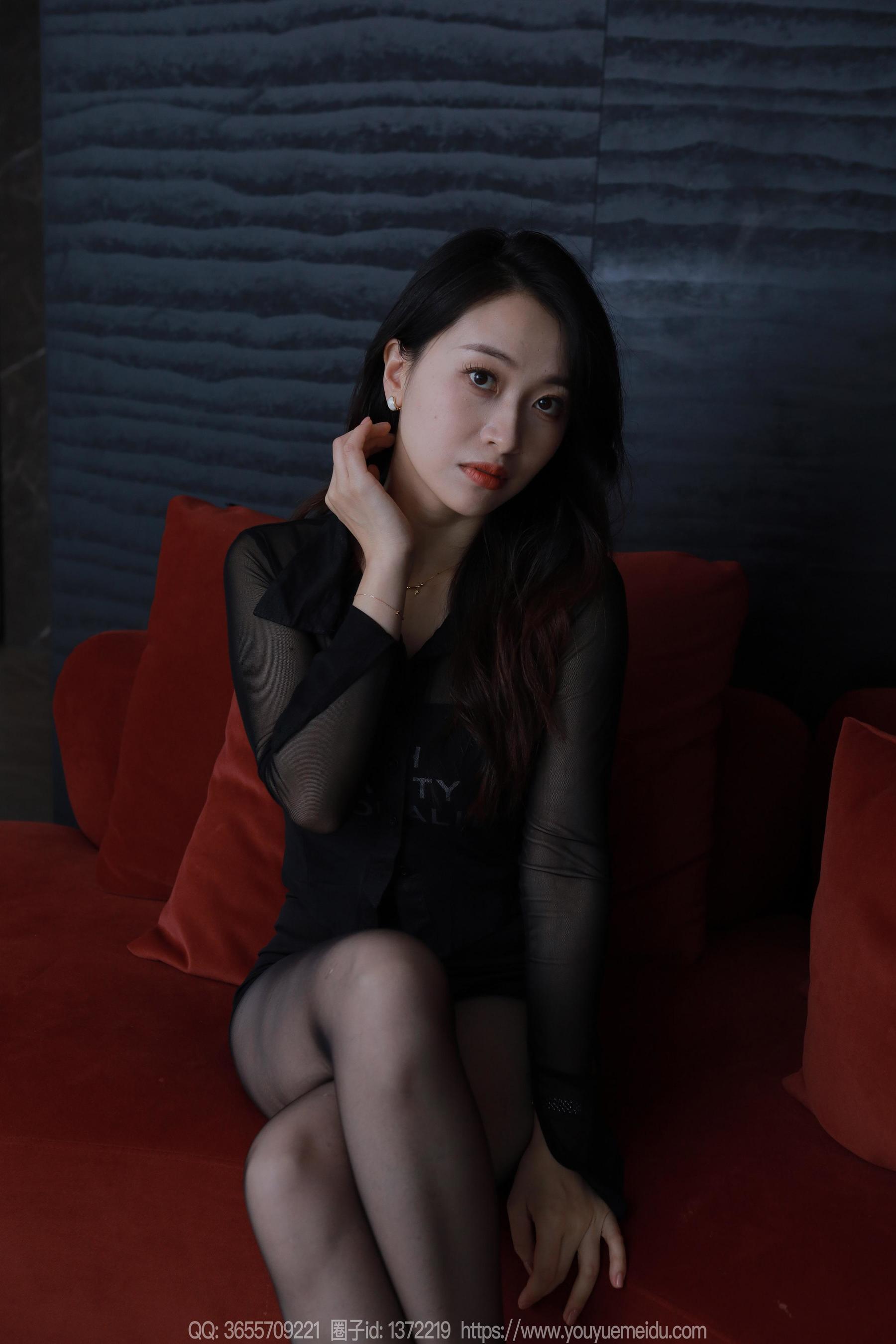 IESS异思趣向 - 模特： 小婕 《红色沙发（上）》