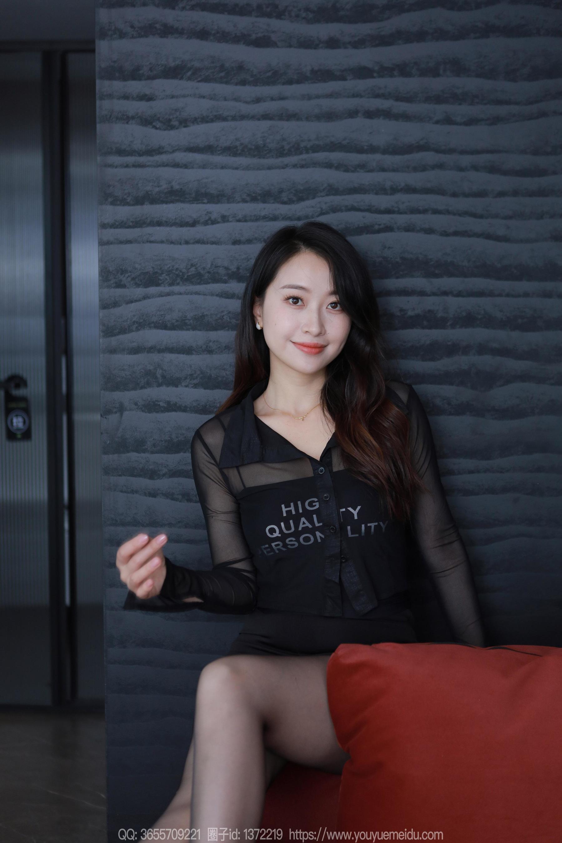 IESS异思趣向 - 模特： 小婕 《红色沙发（下）》