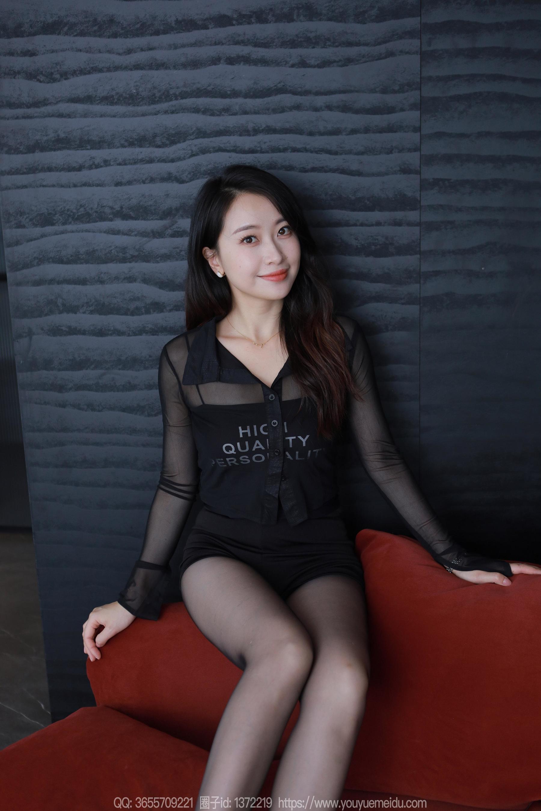 IESS异思趣向 - 模特： 小婕 《红色沙发（下）》