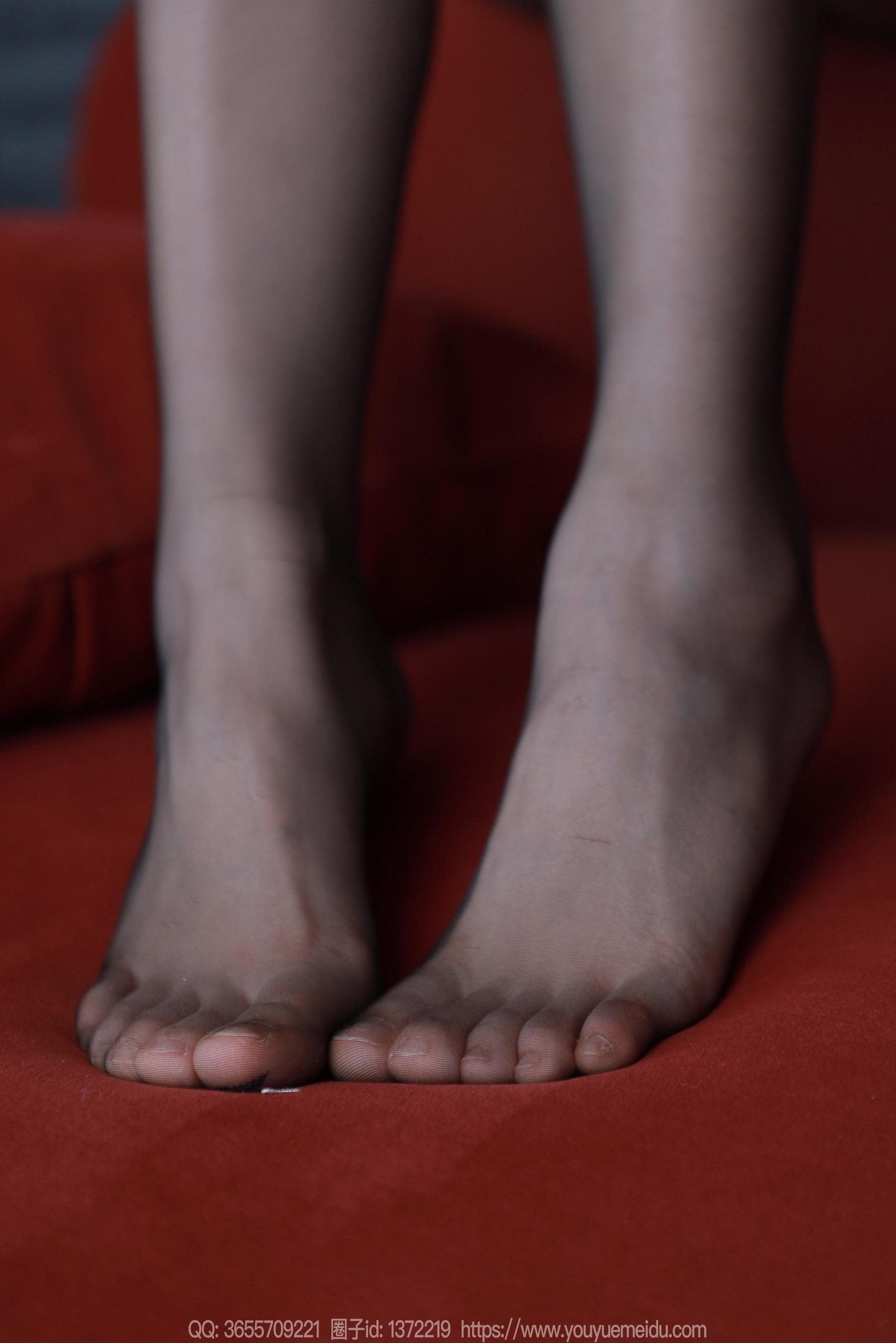 IESS异思趣向 - 模特： 小婕 《红色沙发（下）》