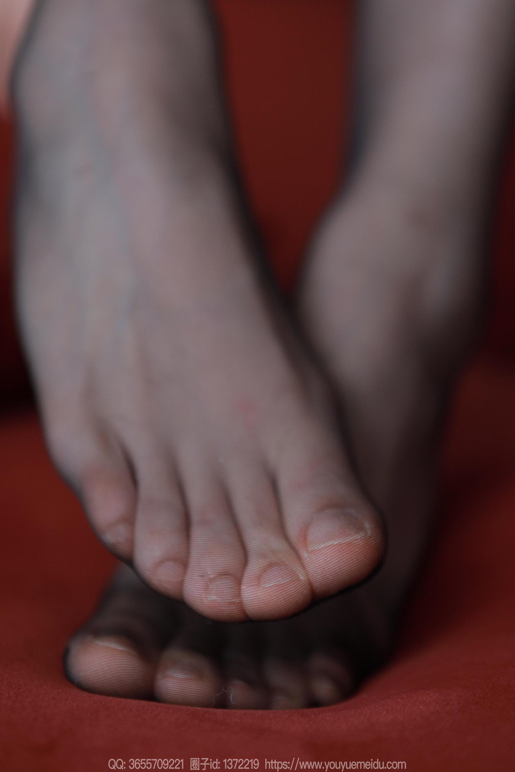 IESS异思趣向 - 模特： 小婕 《红色沙发（下）》
