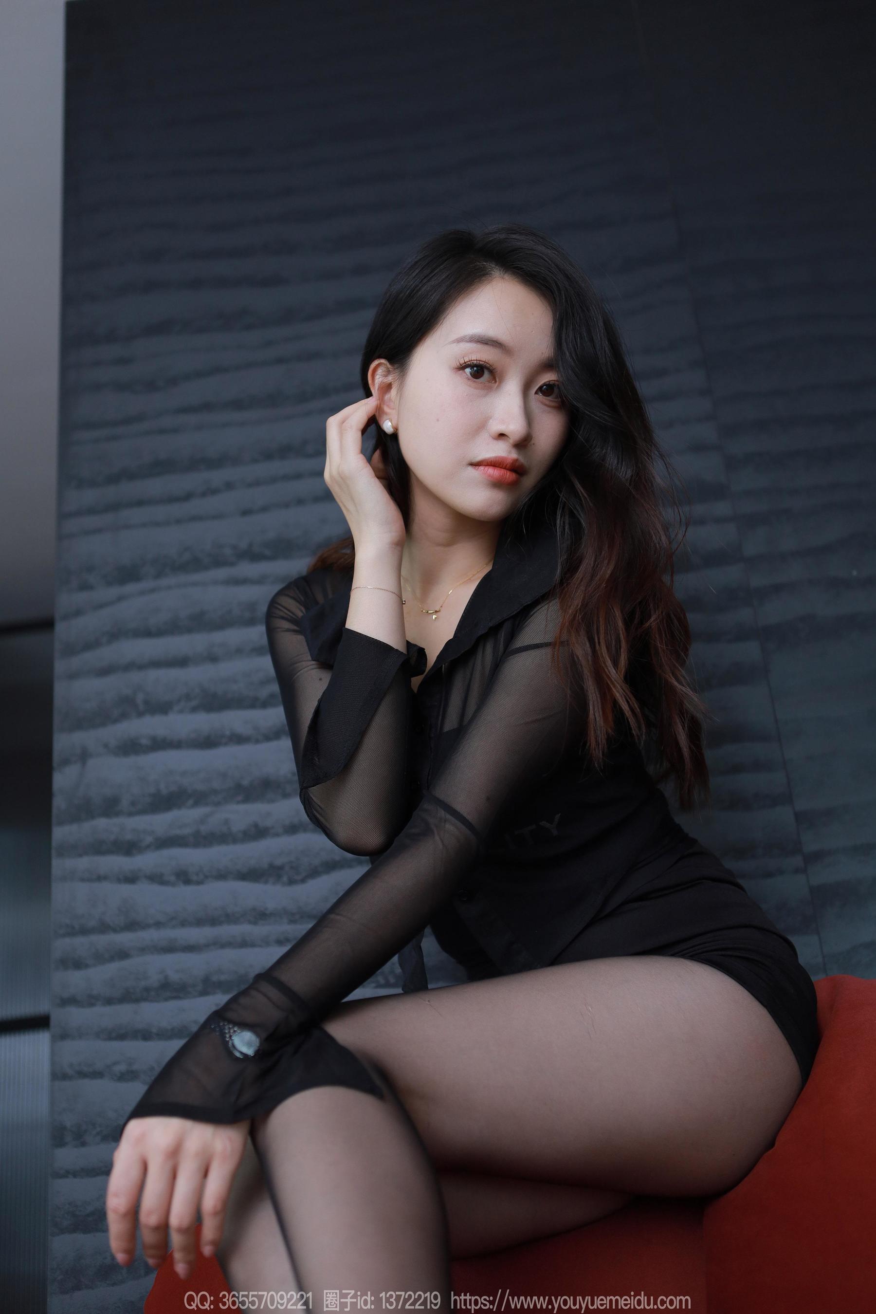 IESS异思趣向 - 模特： 小婕 《红色沙发（下）》