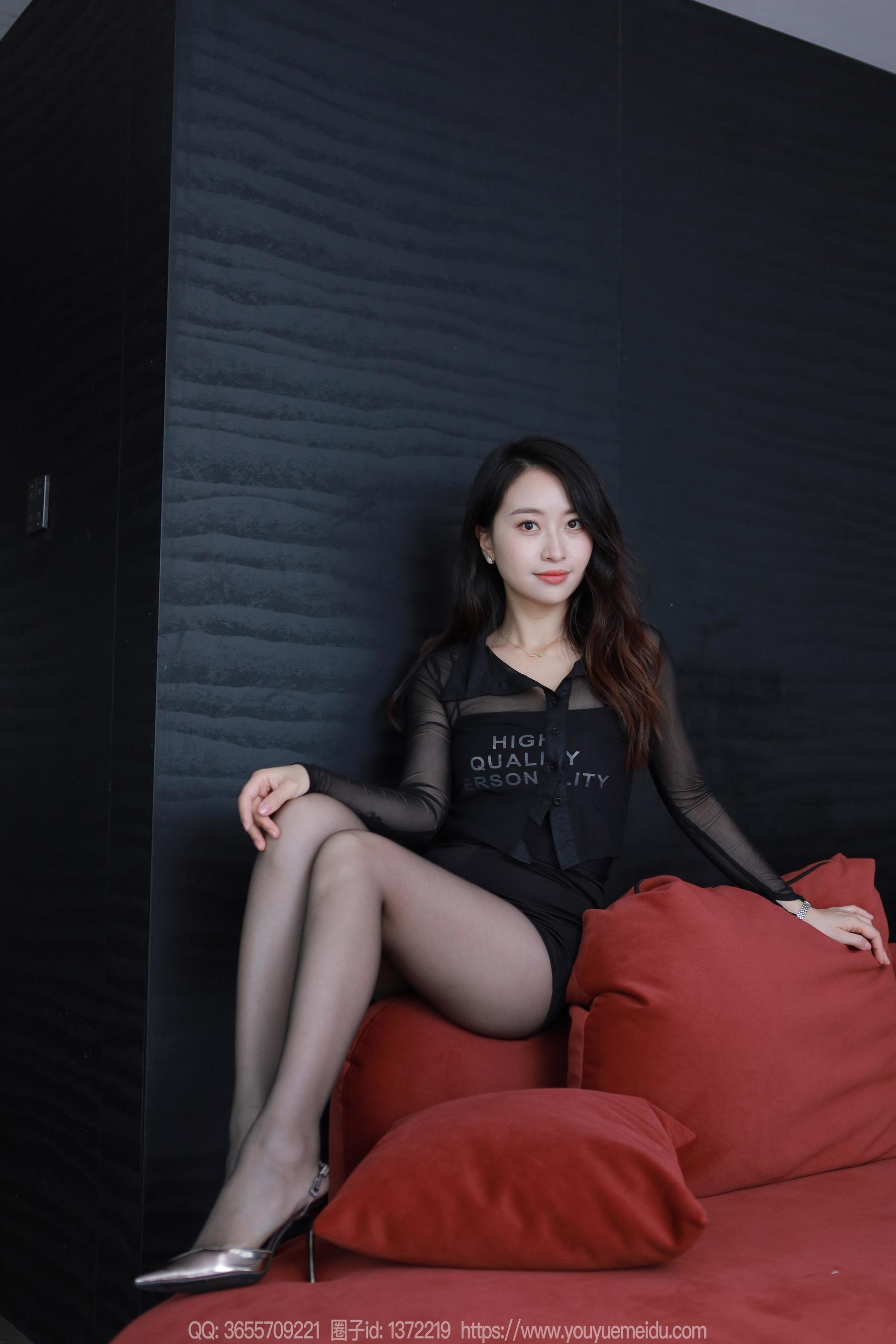 IESS异思趣向 - 模特： 小婕 《红色沙发（下）》