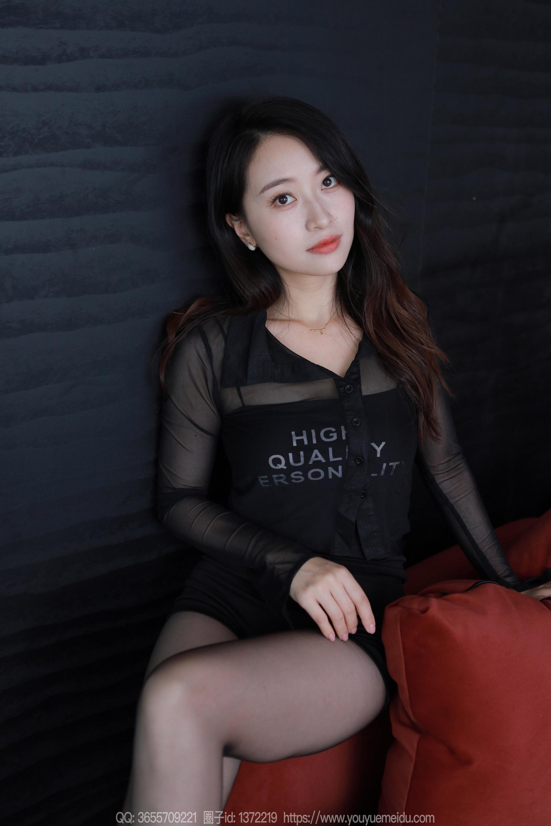 IESS异思趣向 - 模特： 小婕 《红色沙发（下）》