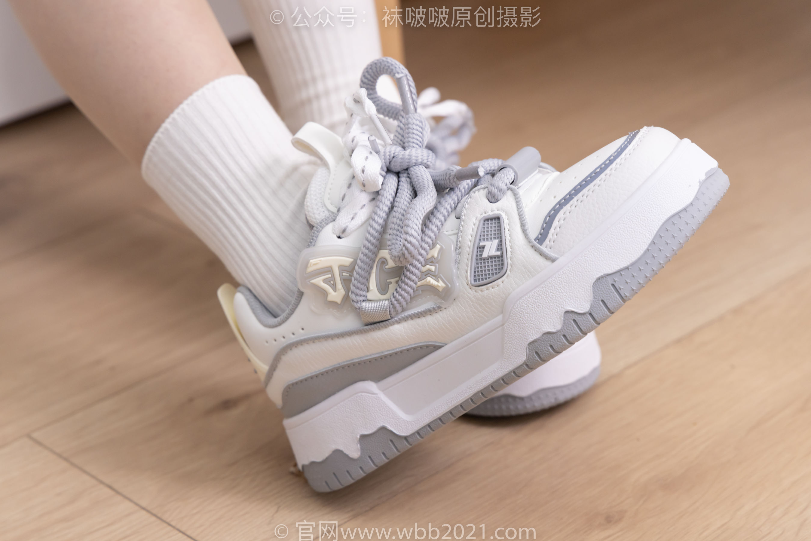 BoBoSocks袜啵啵 No.368 甜甜圈 -运动鞋、白棉袜、油亮肉丝